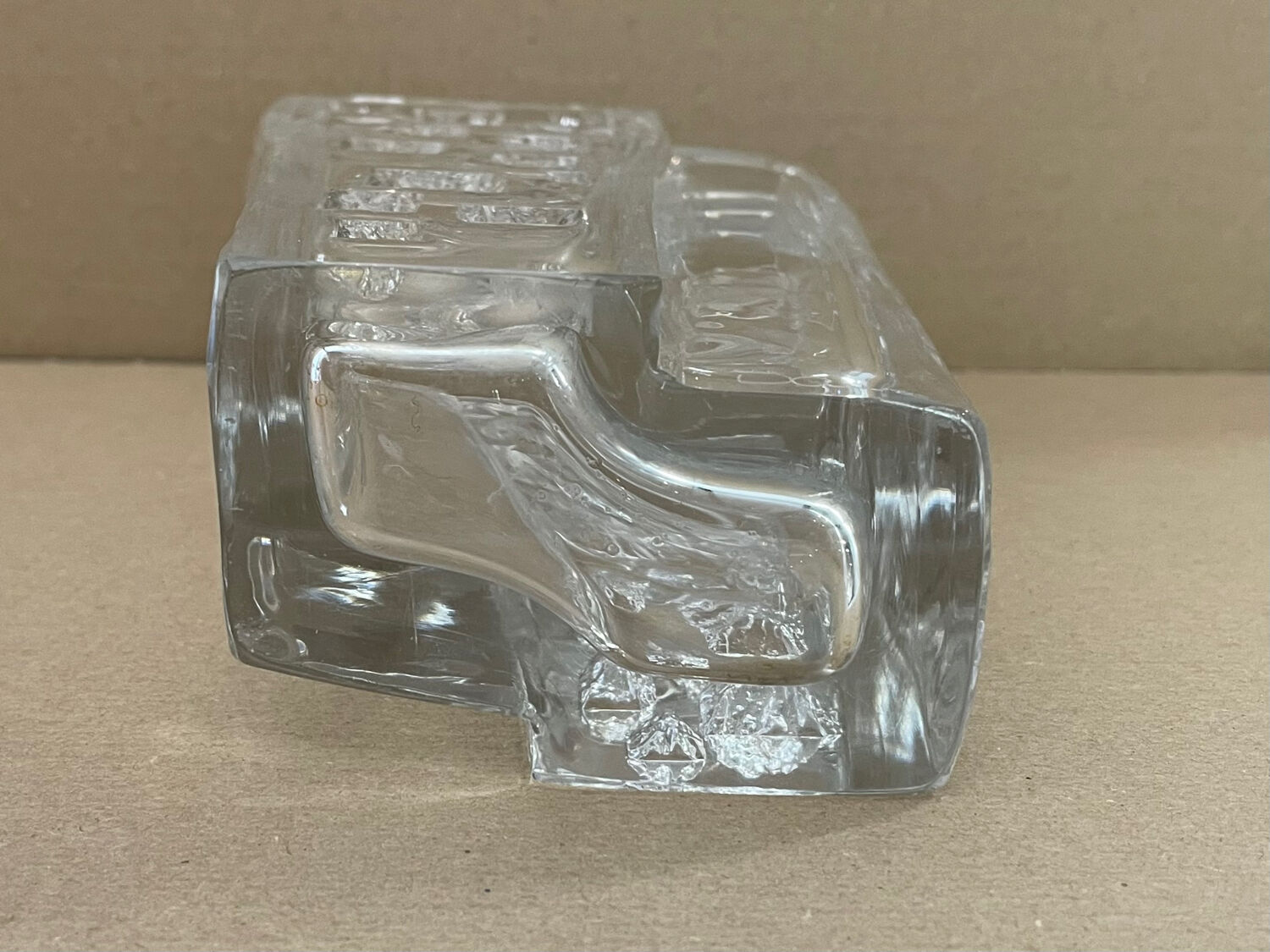 Vase en cristal épais Daum. Décor sculpté forme moderniste. 1960 - 70