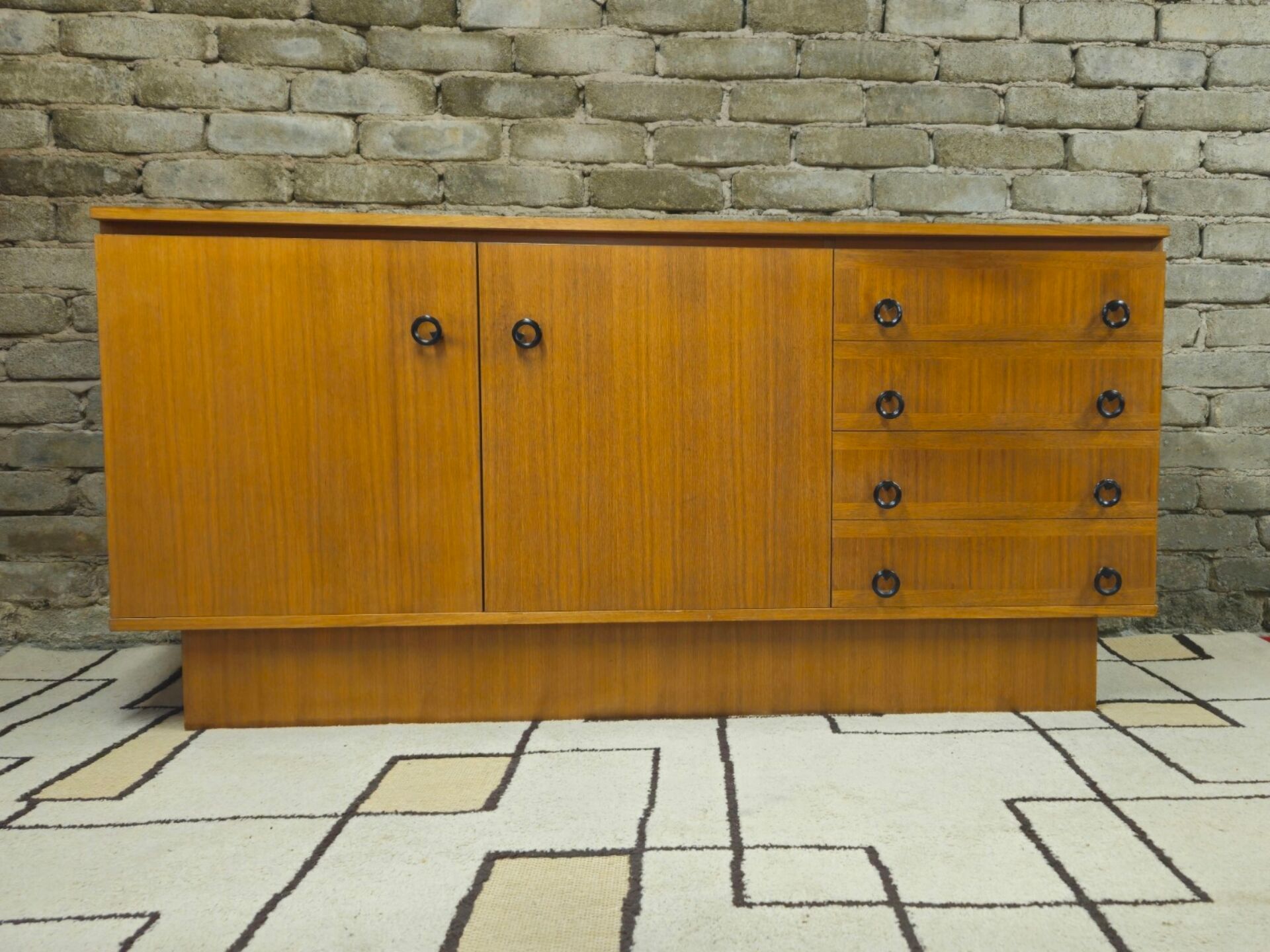 Vintage teak sideboard – 1961 – 2 doors & 4 drawers