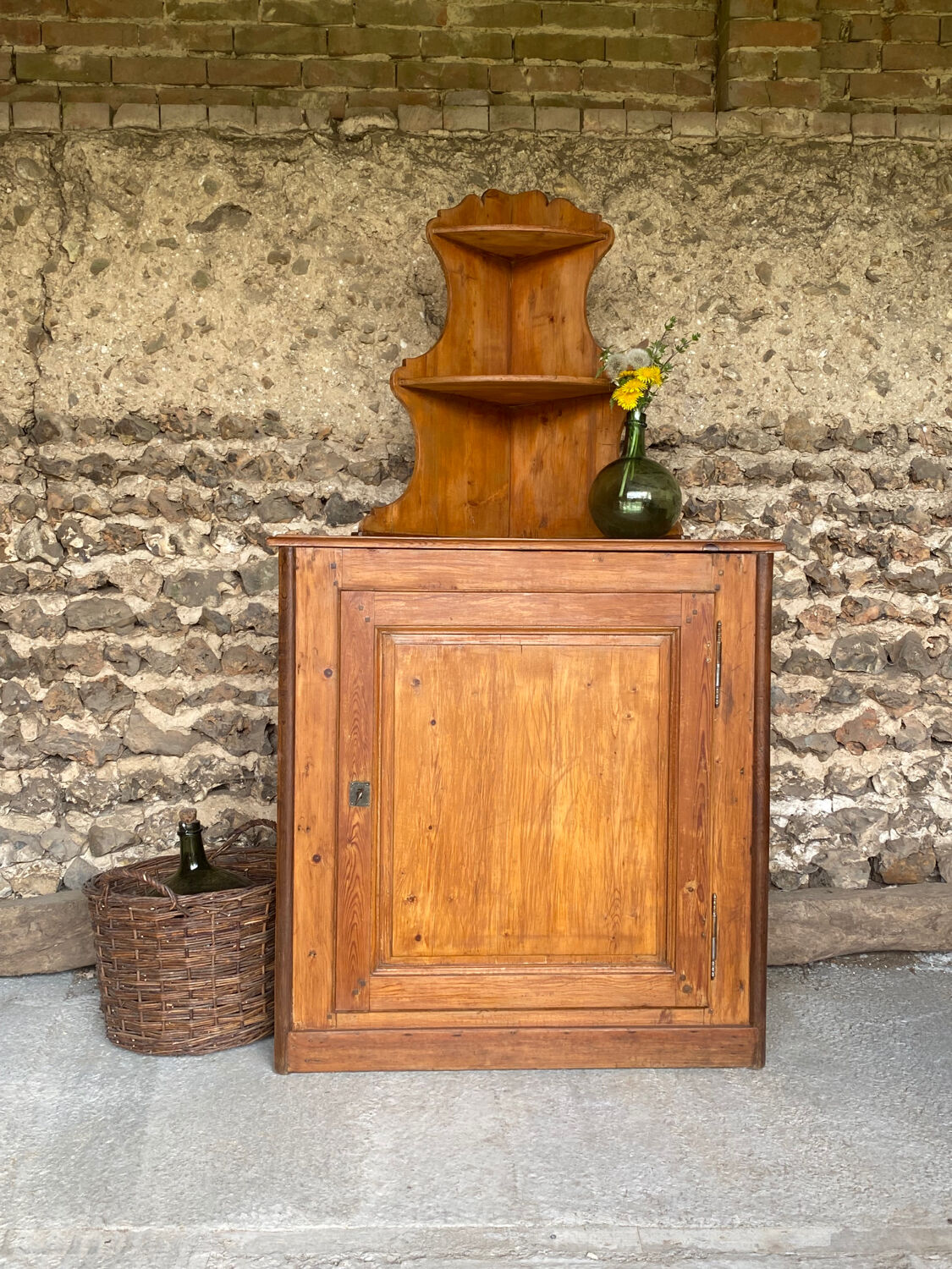 Encoignure ancienne avec étagère