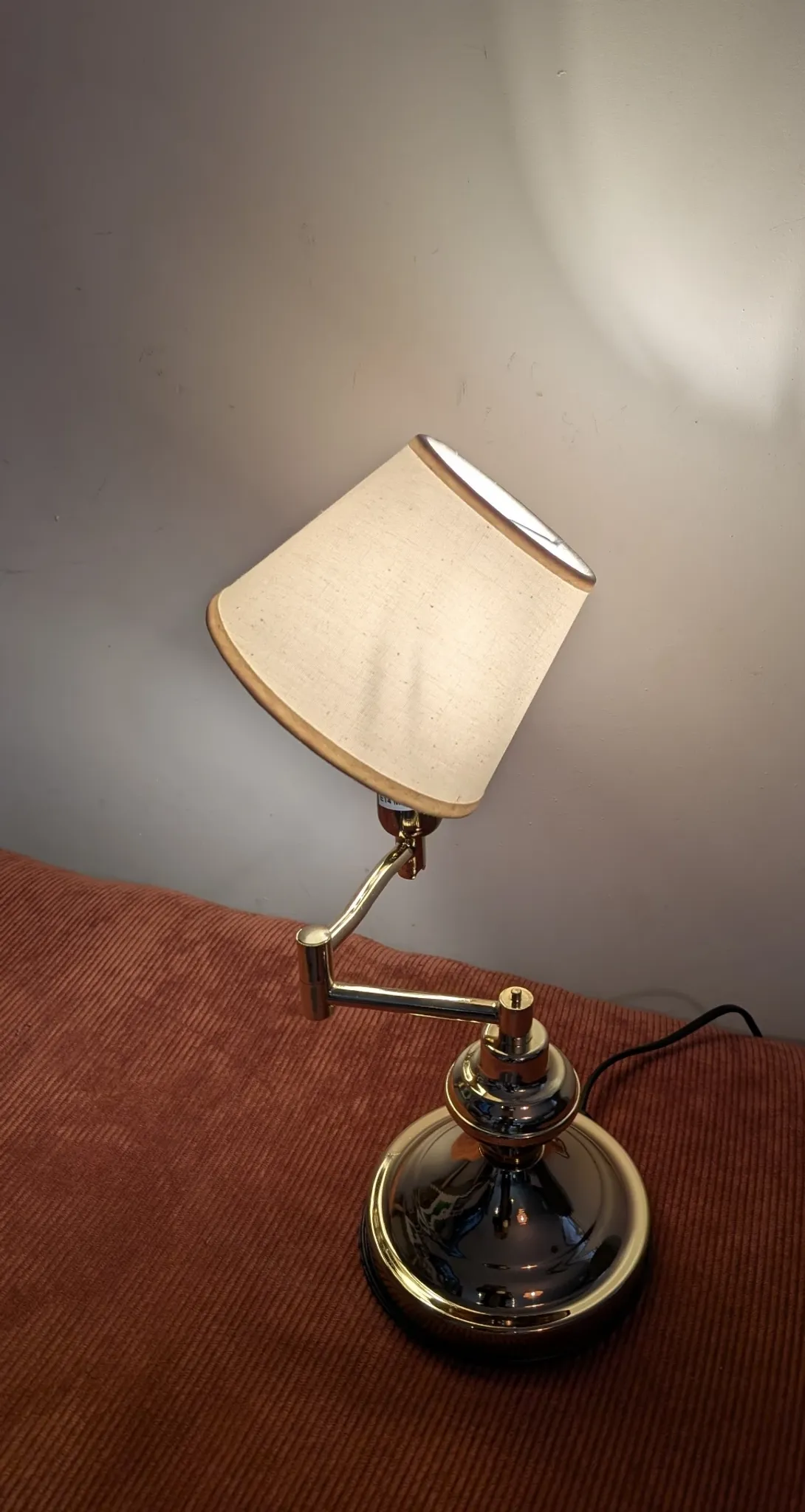 Vintage table lamp in woven rattan, honey colour & beige lampshade –