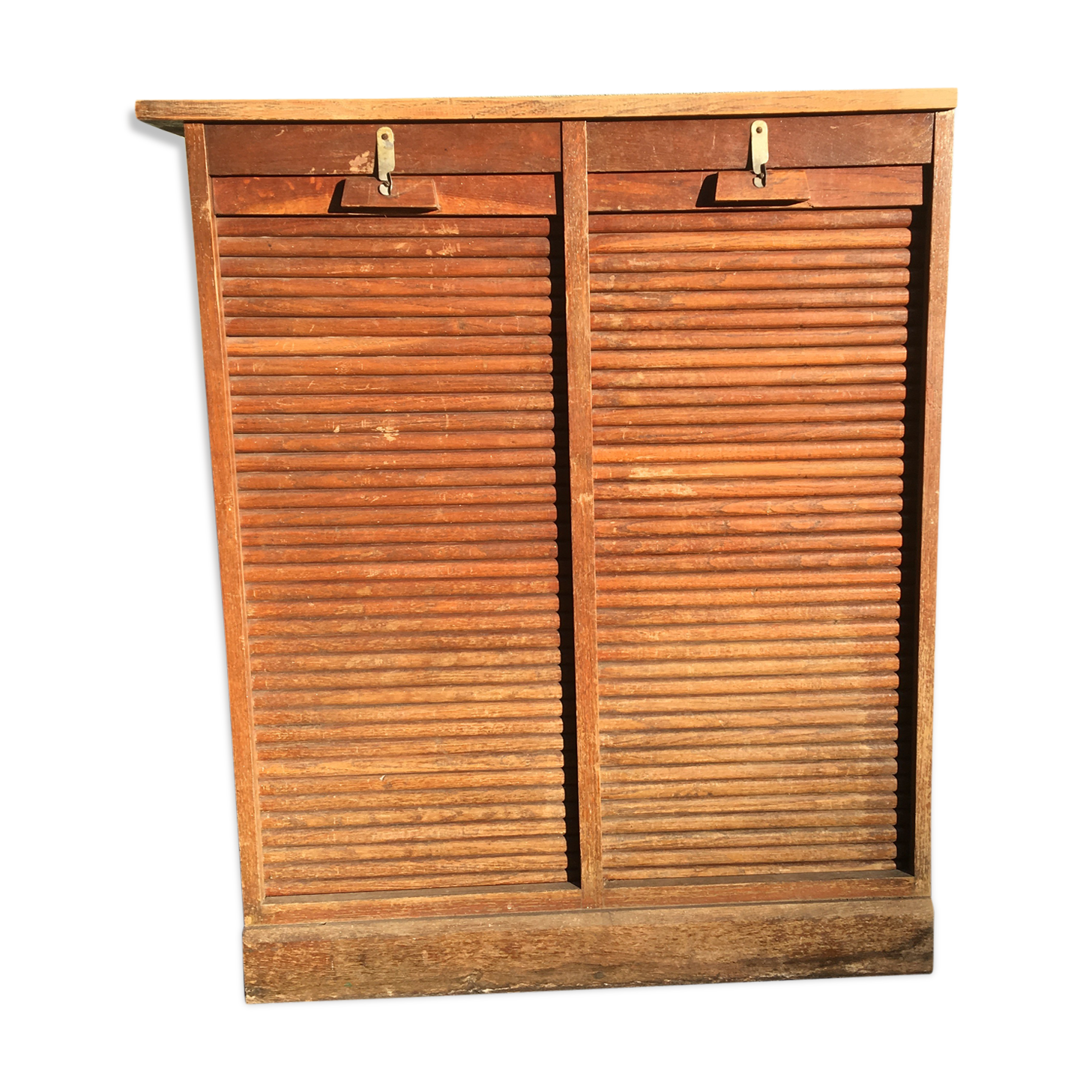 Double curtain cabinet