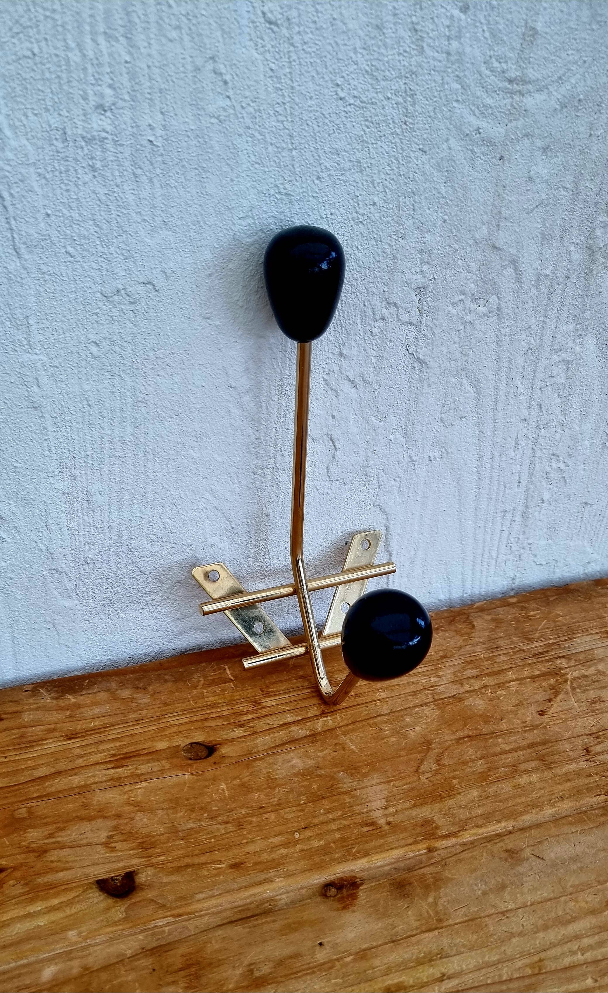 Patère en métal doré et boules noires, 1950