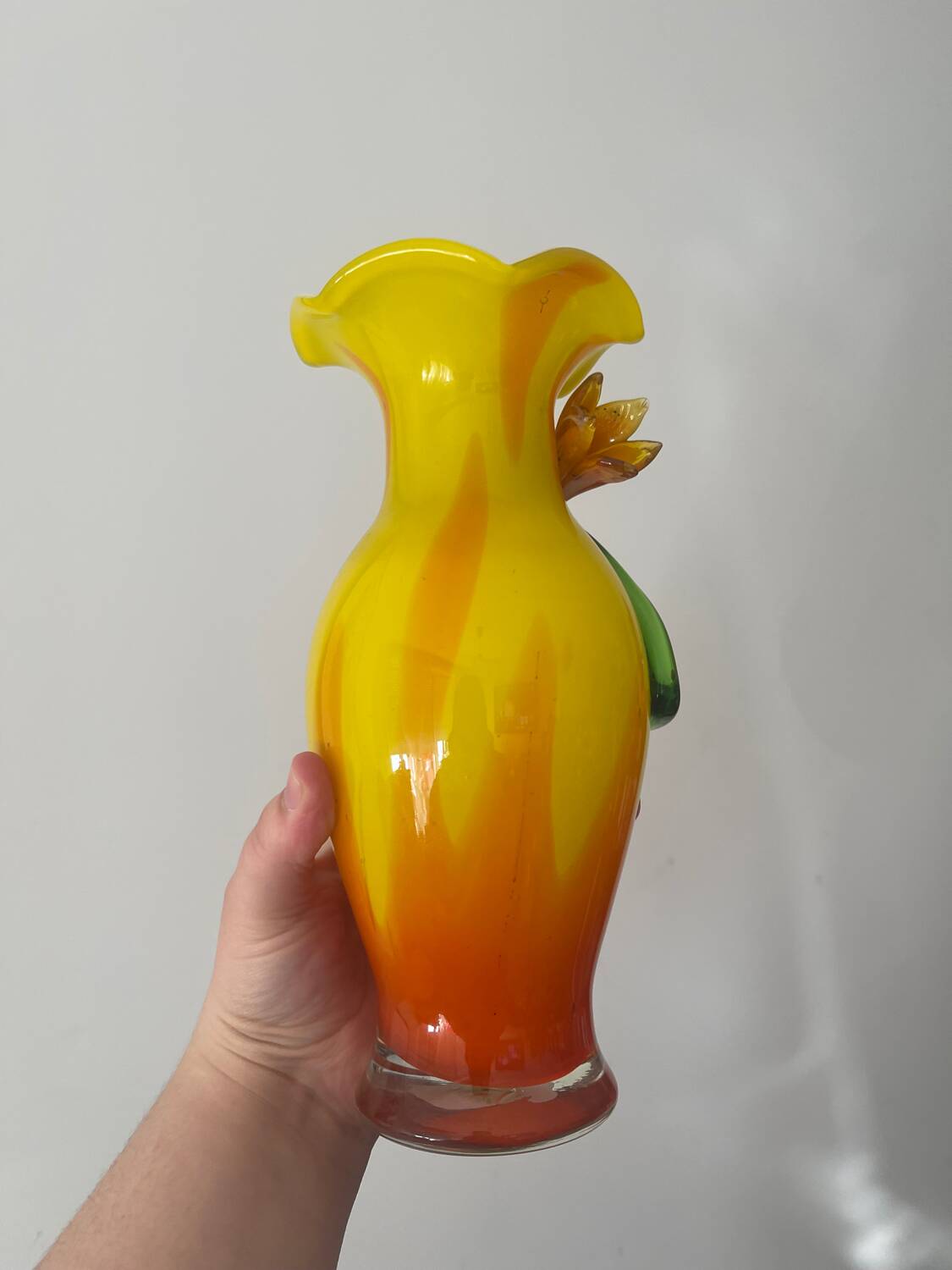 Vase en verre soufflé style Murano à décor de fleur