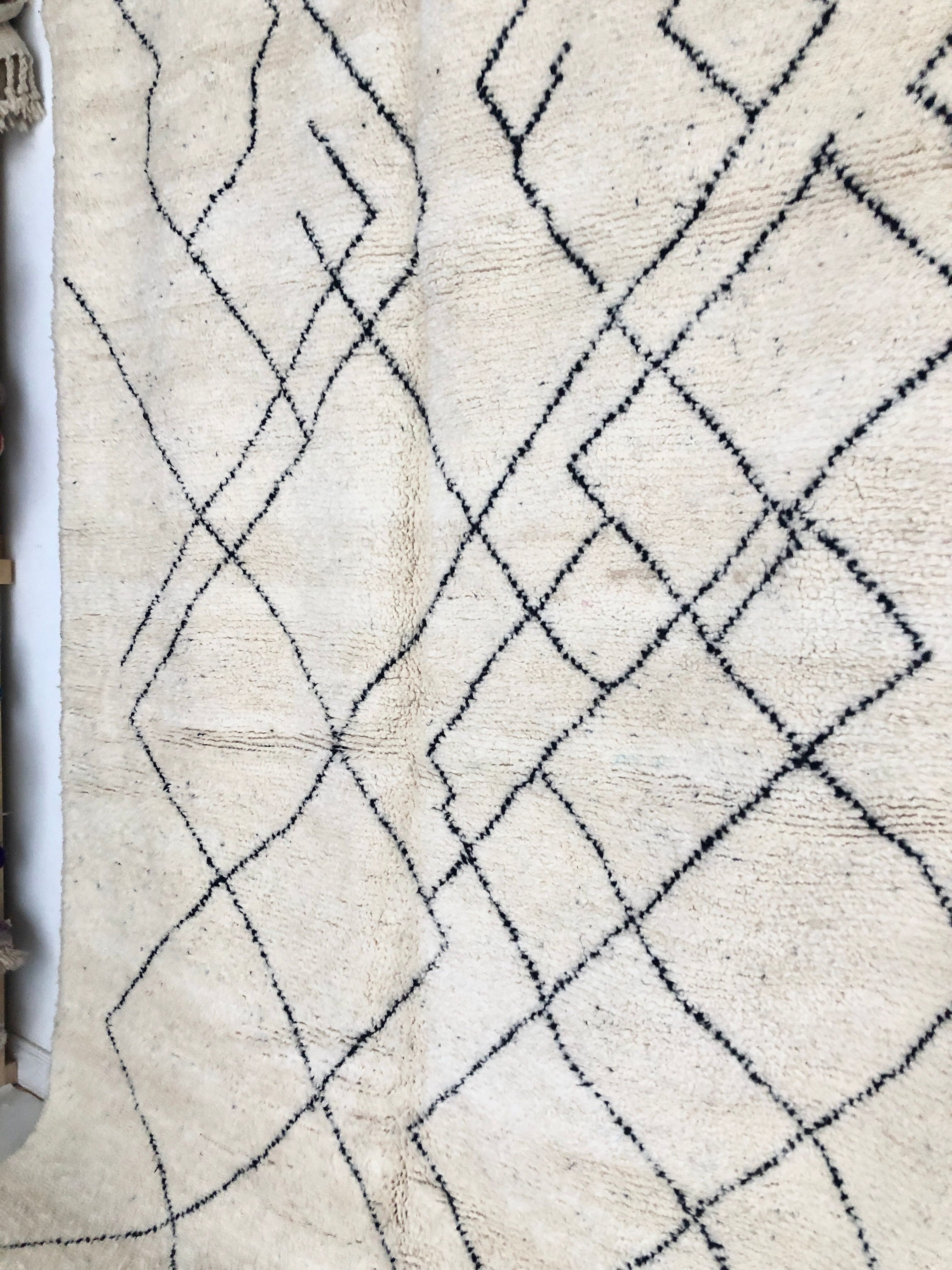 Moroccan Berber carpet with black lines 2,88x1.99m