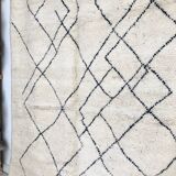 Moroccan Berber carpet with black lines 2,88x1.99m