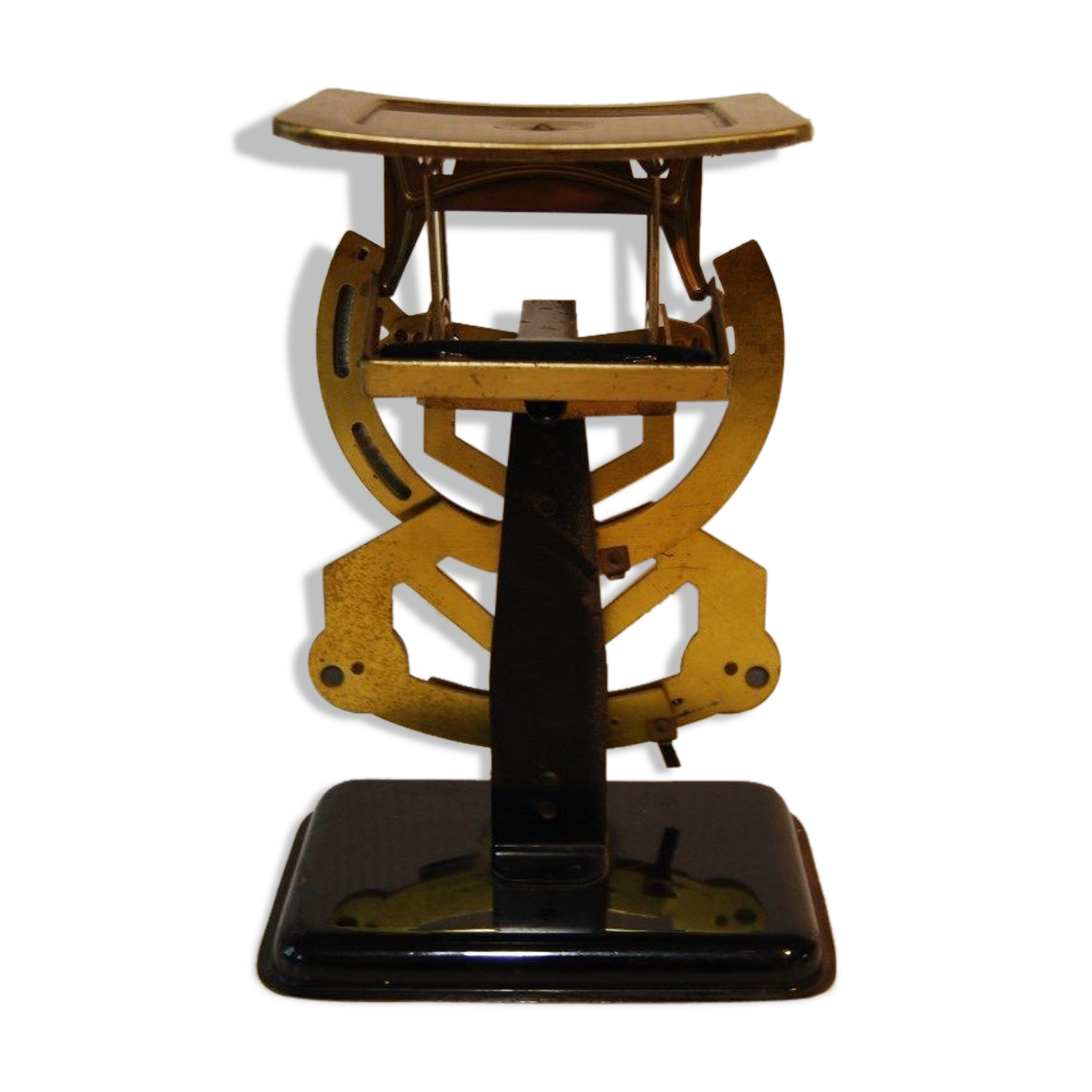 Former weighs metal letter