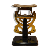 Former weighs metal letter