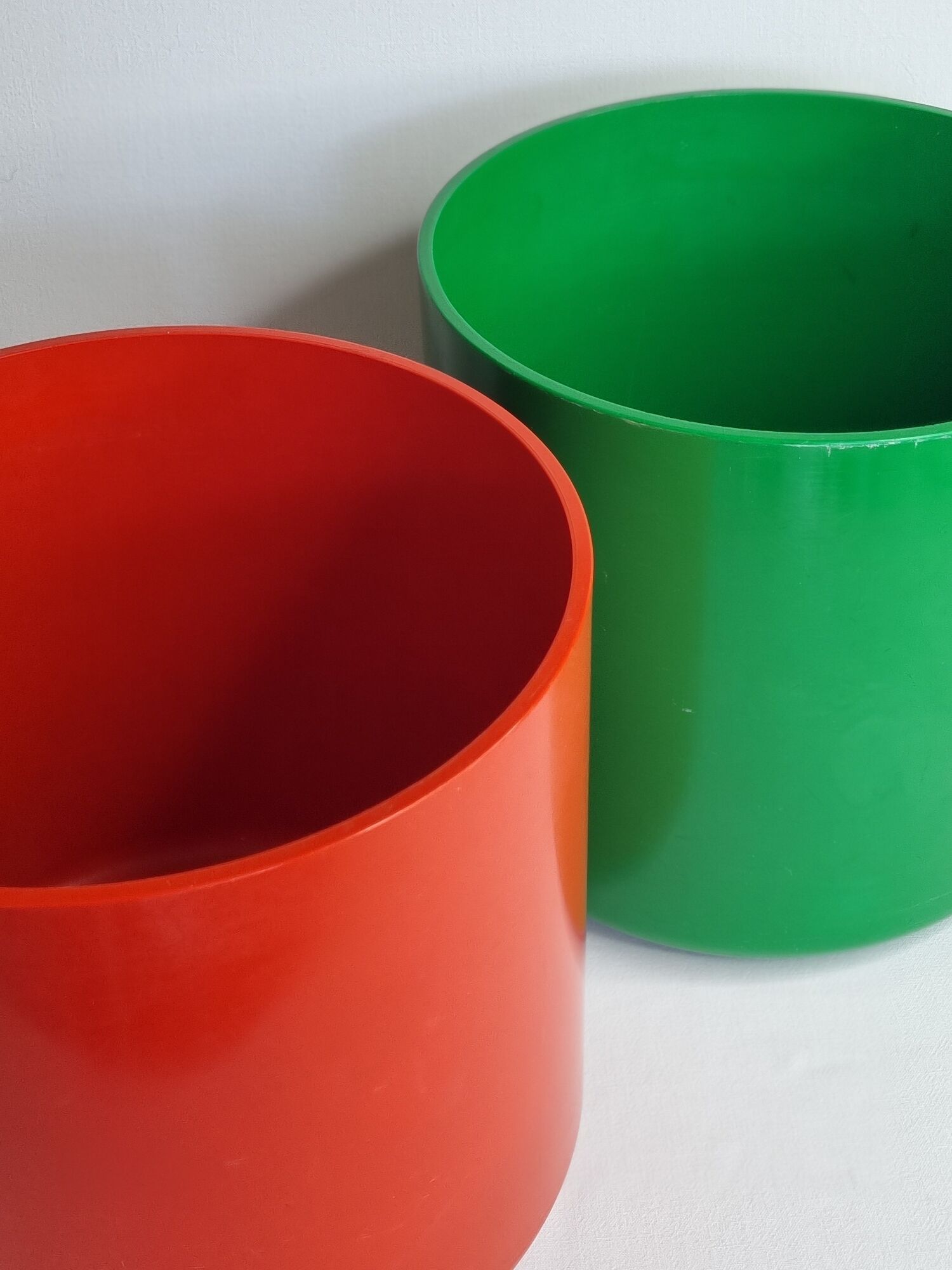 Pair of vintage paper baskets "Crayonne" in ABS, orange and green