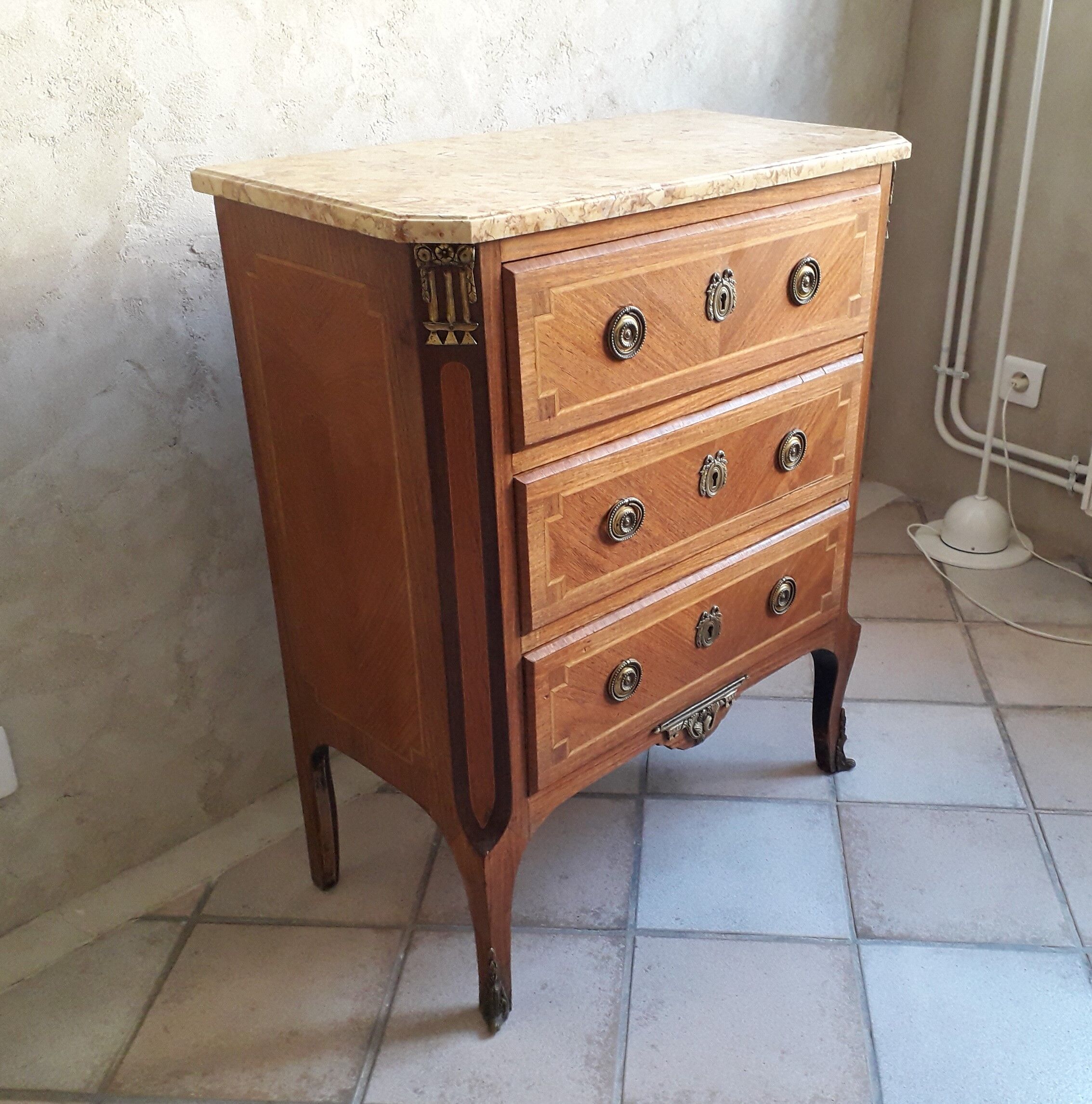 Commode style Louis XVI garnitures en bronze