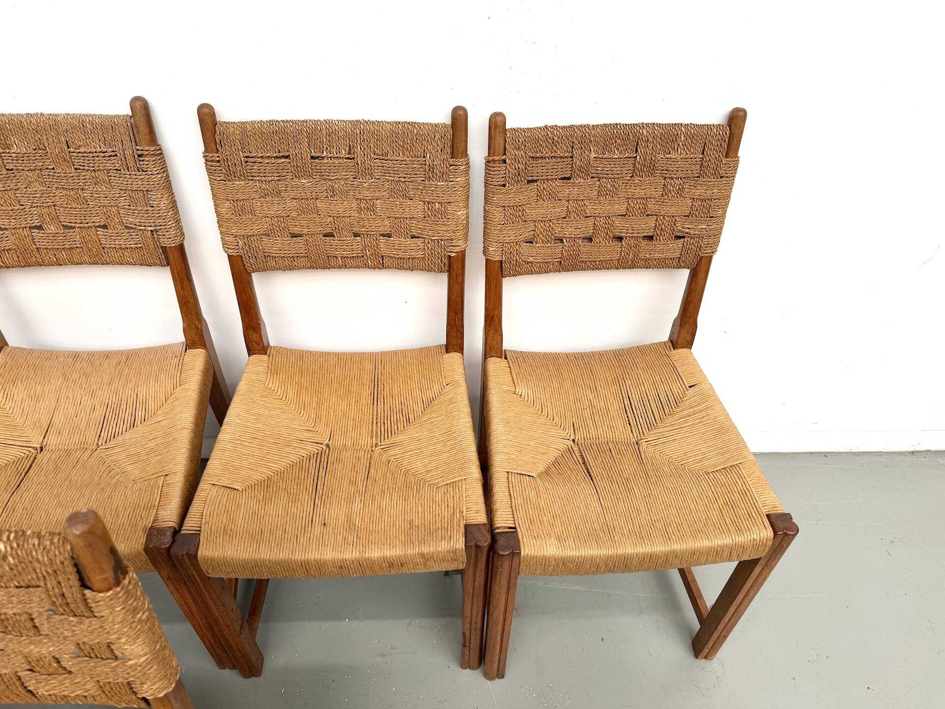 Série de dix chaises en orme massif tressées main, France circa 1965