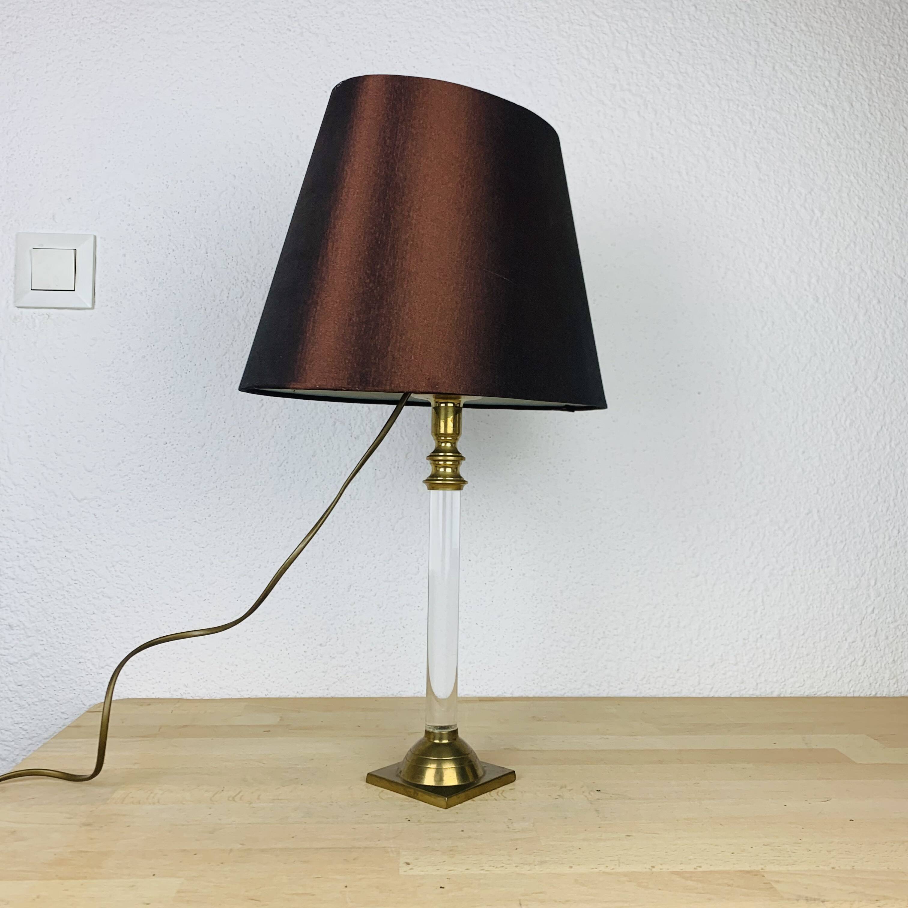 Hollywood Regency lamp in brass and plexiglass, 1970s.