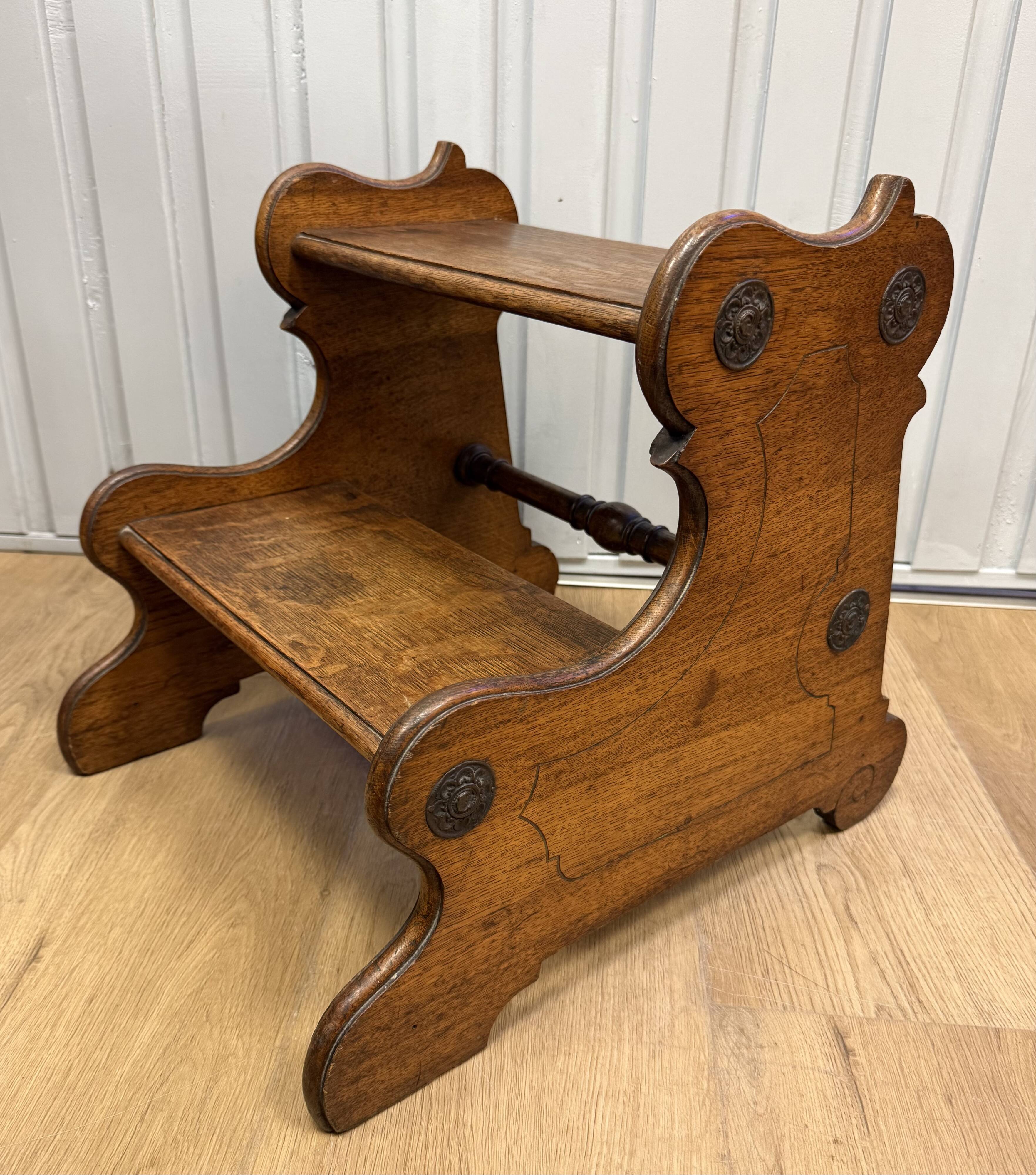 Small library step stool in oak from the 19th century.