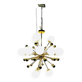 Lampadario Sputnik vintage in ottone e vetro opalino, Italia, anni '70