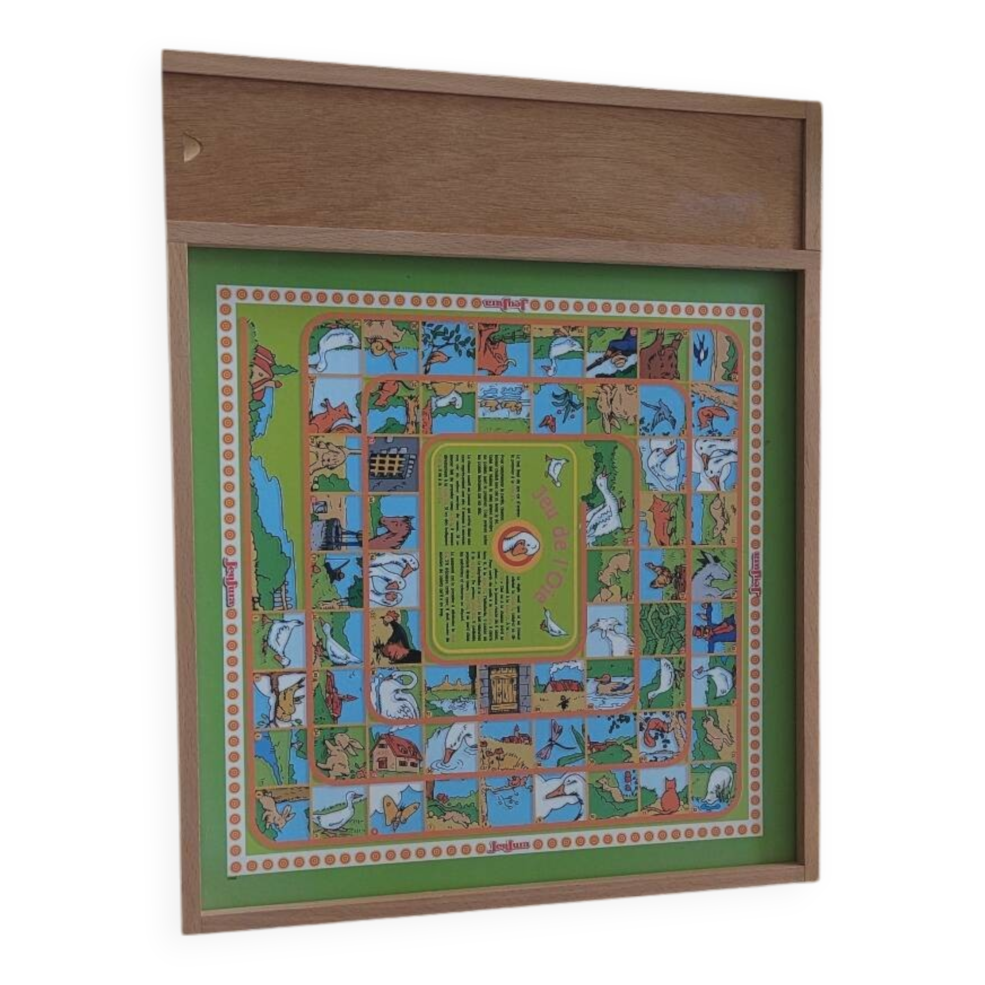 Game of the eye and little wooden horses