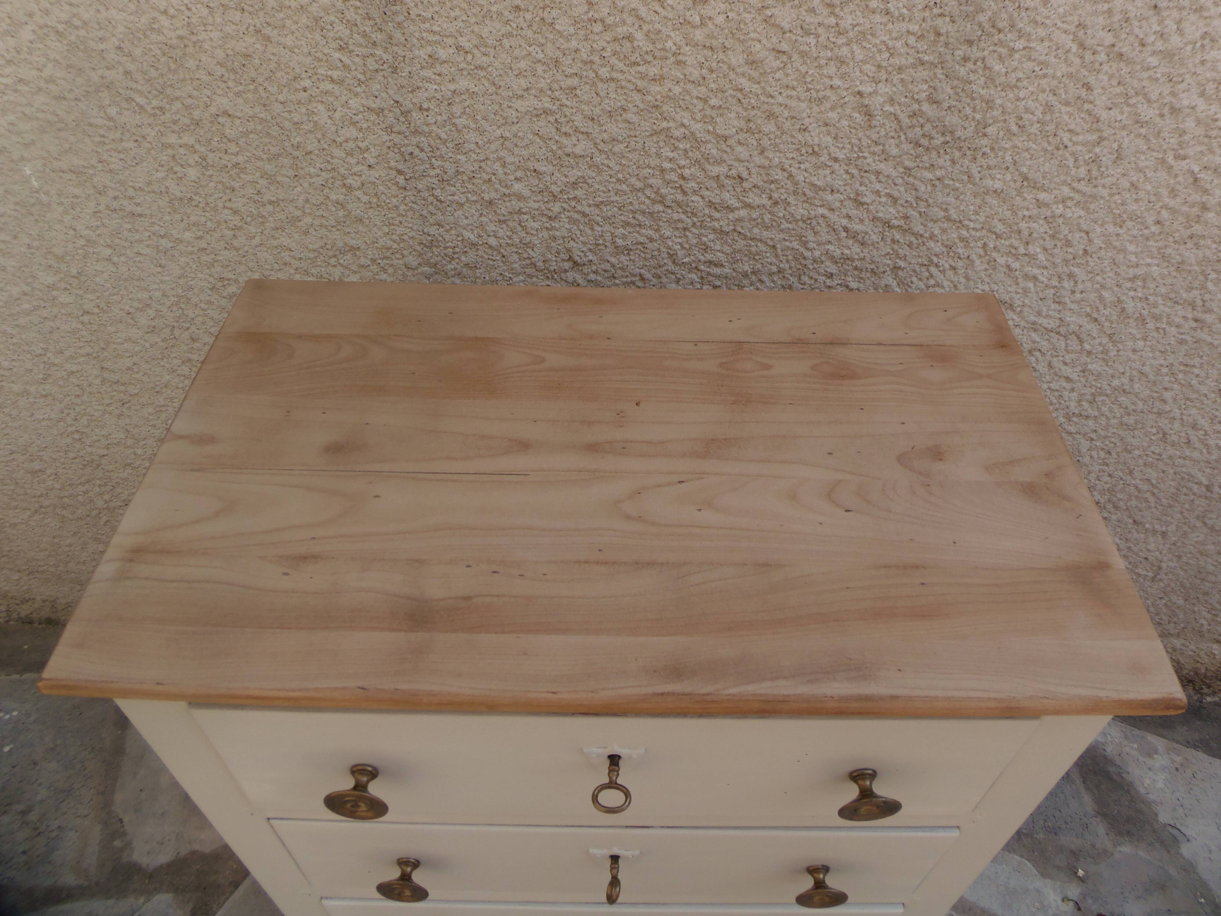Petite commode classique sublimée en beige, plateau bois.