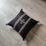 Coussin berbère noir à pompon en coton