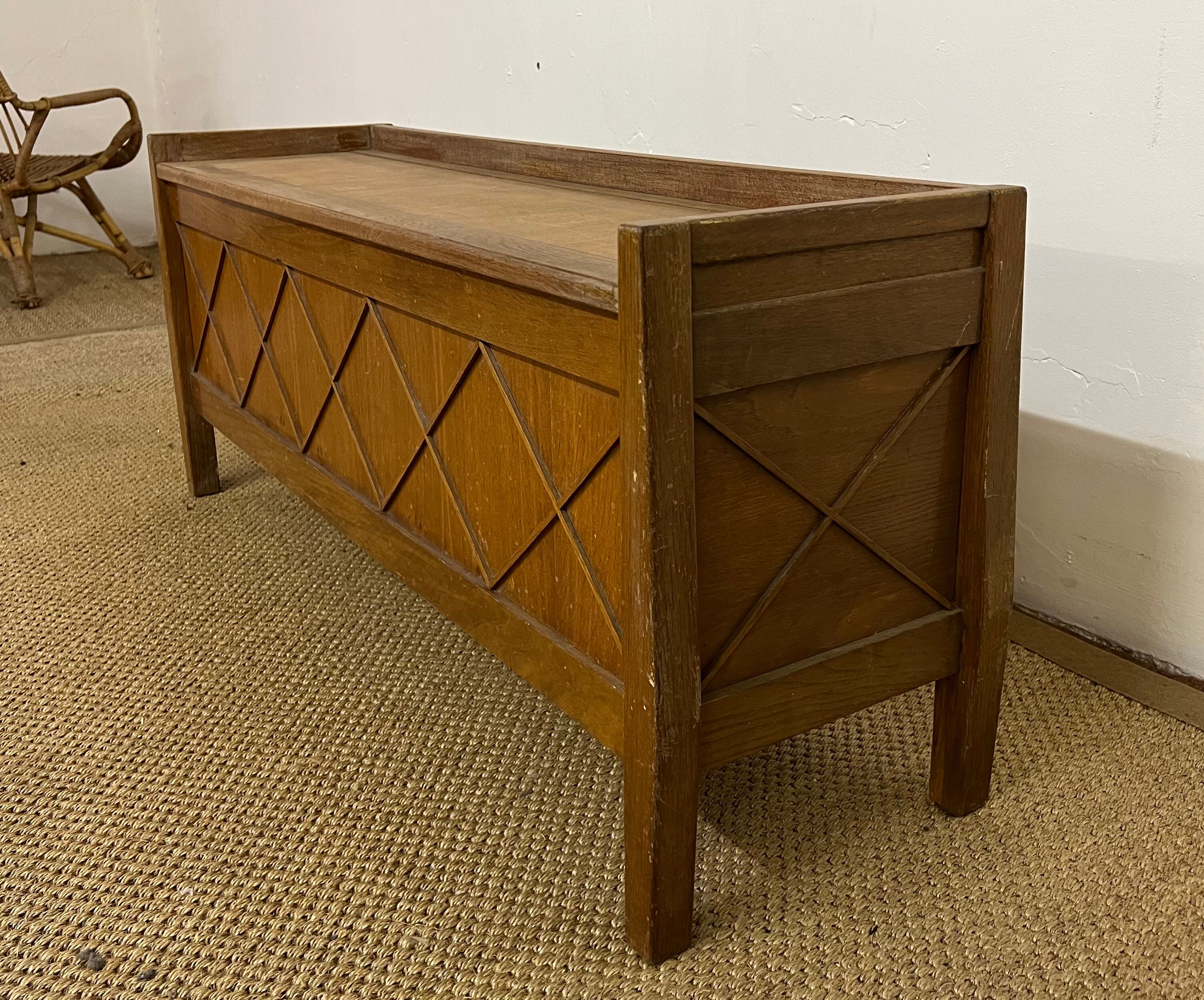 Chest bench