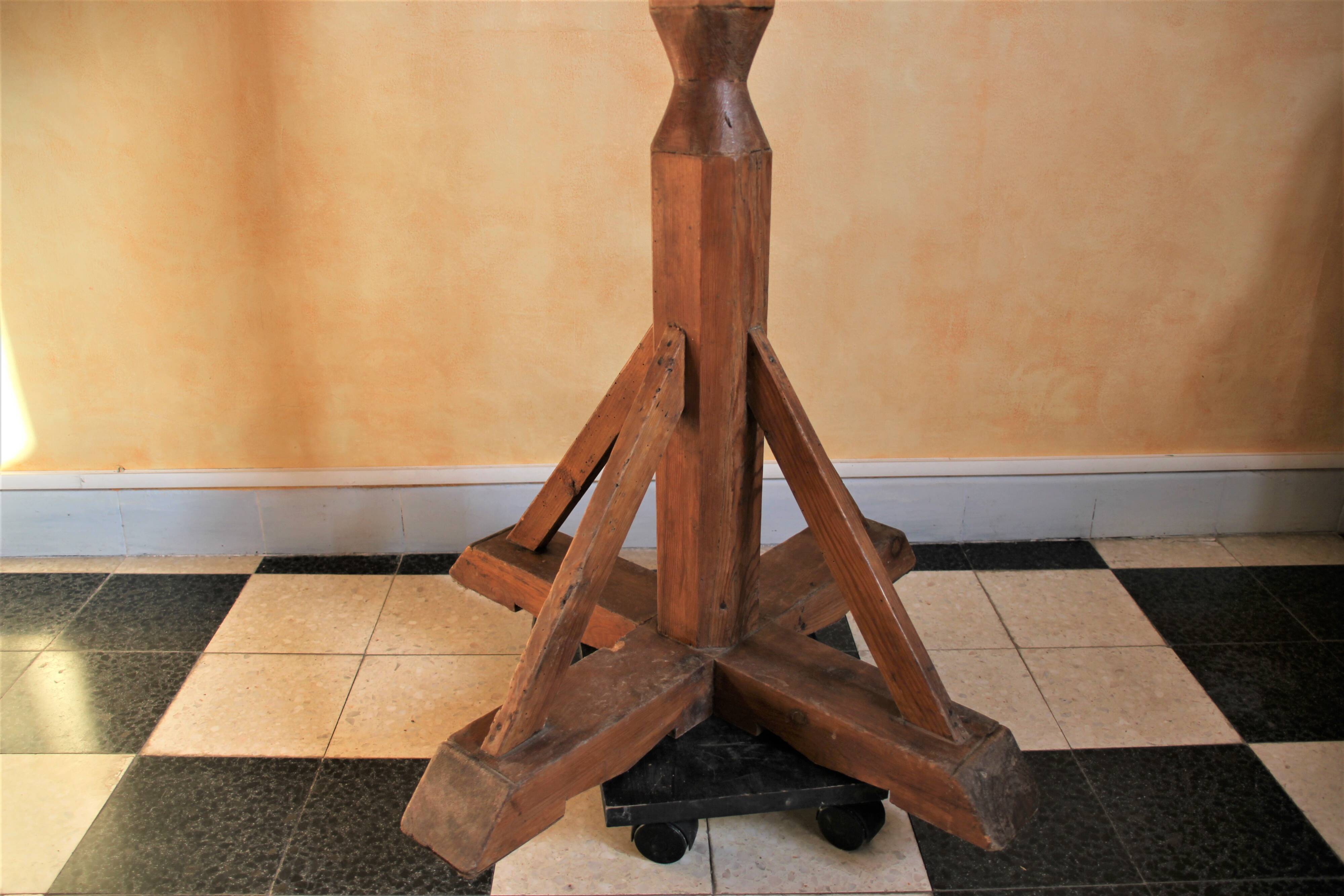 Light wood lectern unit on foot, 4 sides. Eighteenth century