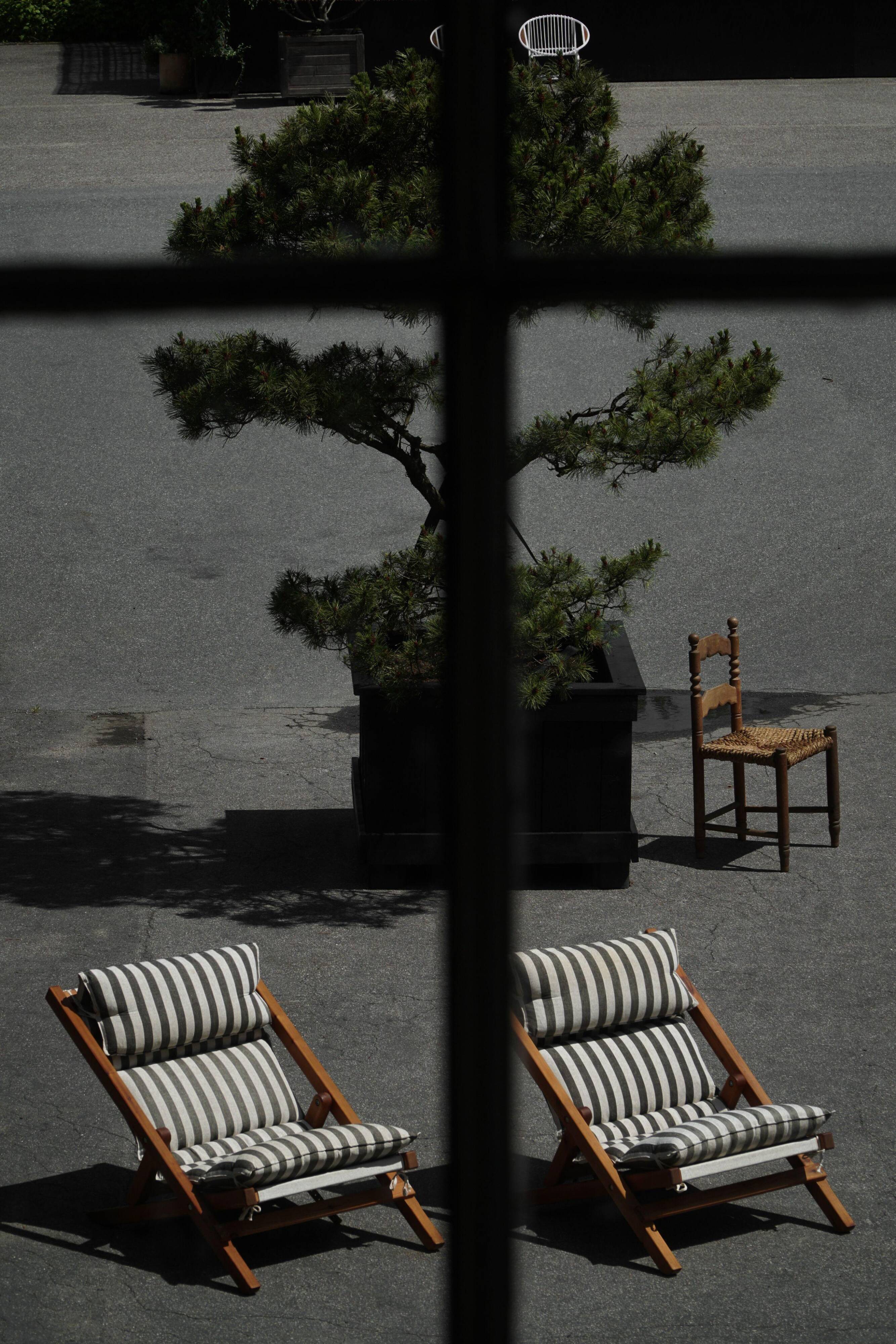 Mid-century dining/lounge chairs in pine and striped cotton canvas, Denmark, 1970s.