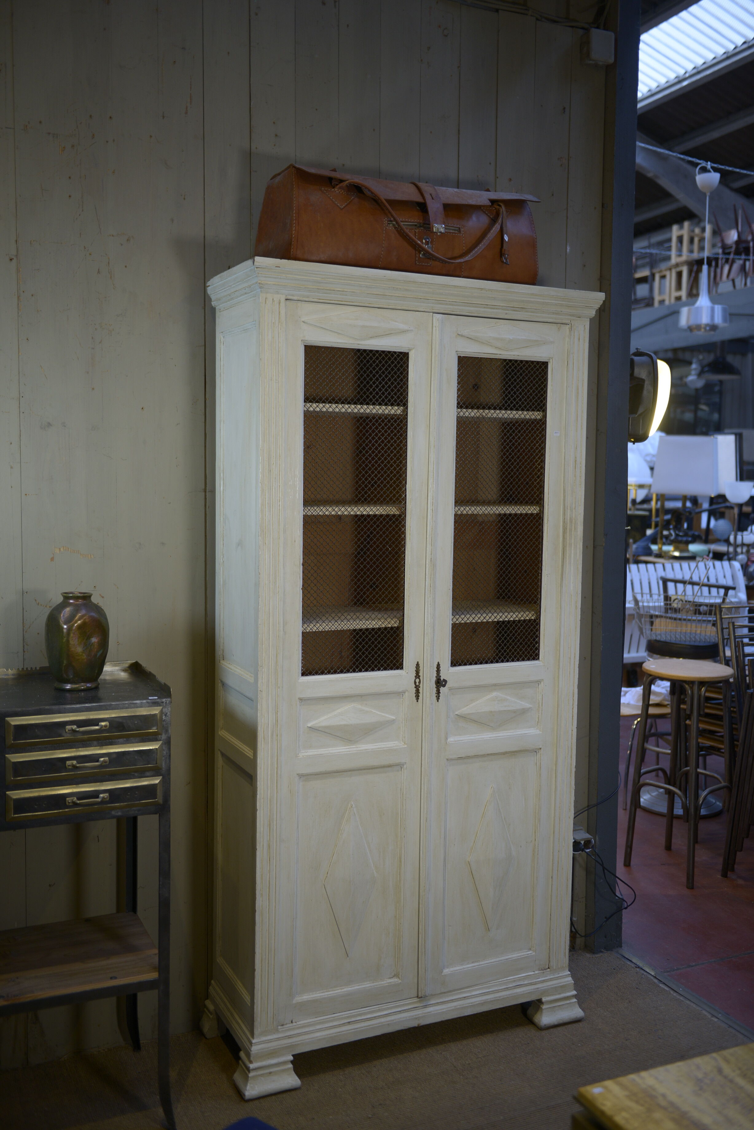 Showcase 2 doors mesh in fir 1930 patinated white