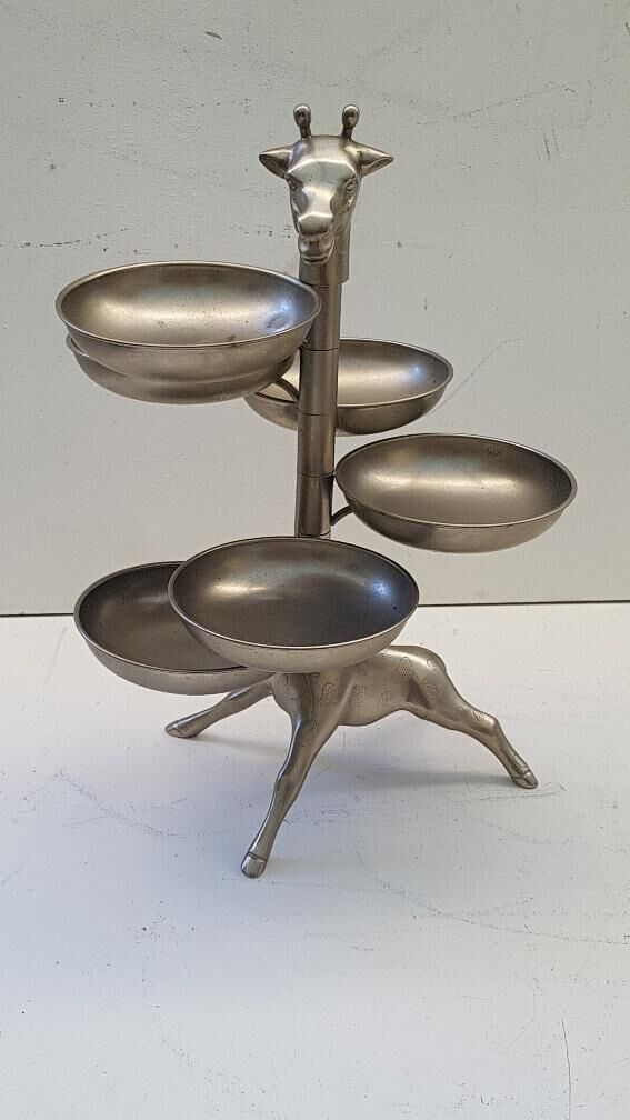 Giraffe-shaped table servant