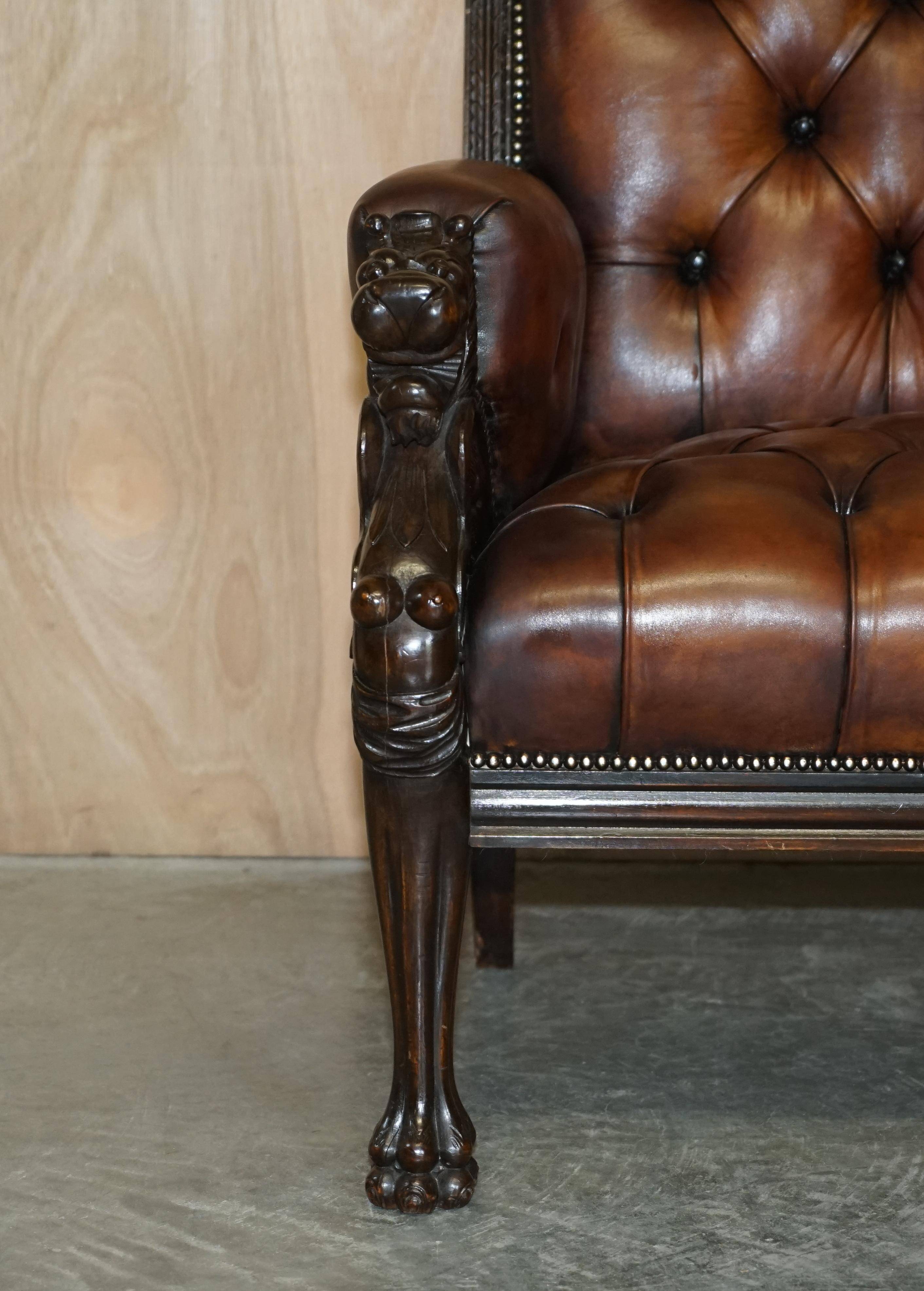 Ensemble Chesterfield cuir avec lion sculpté à la main restauré