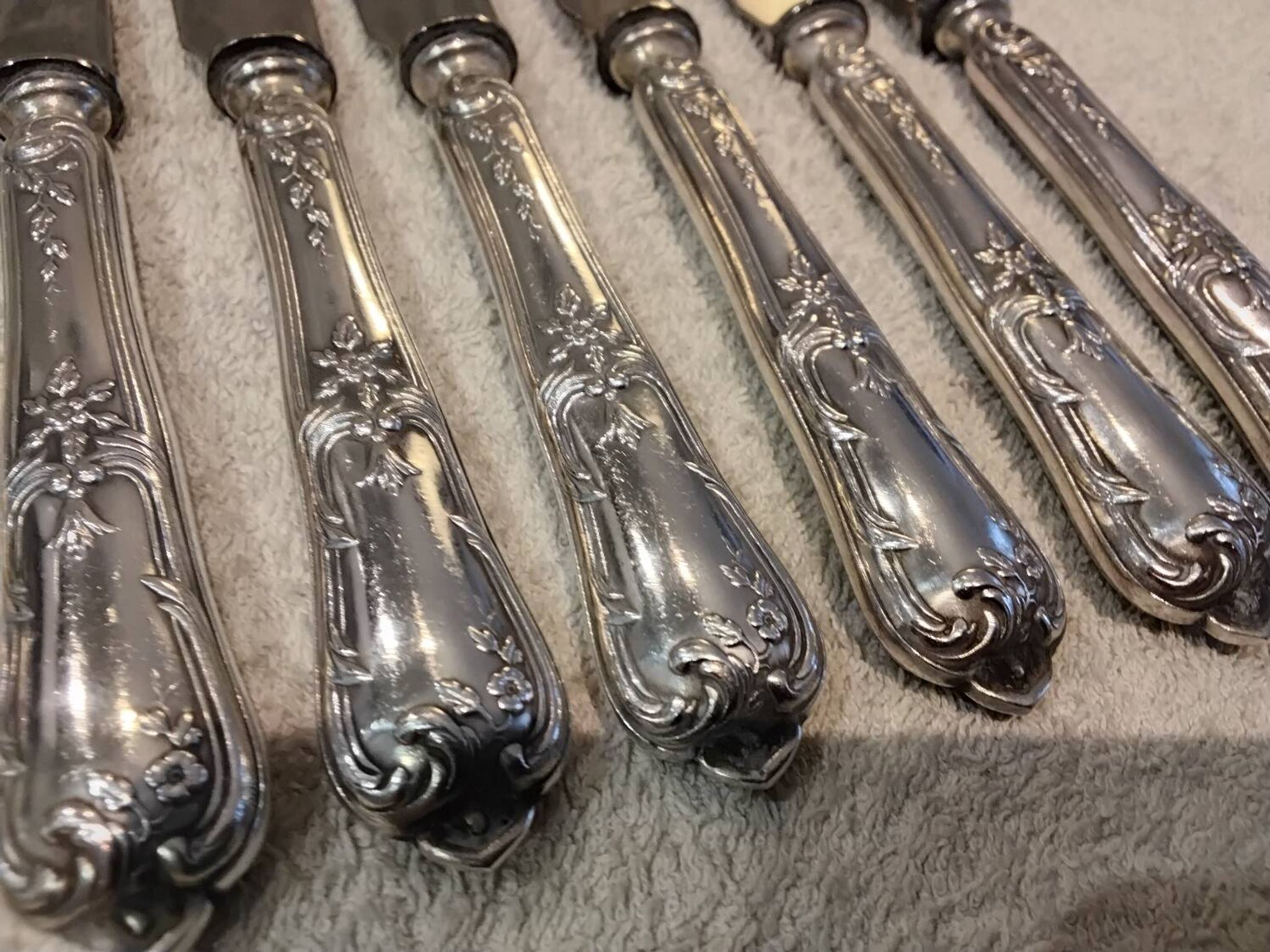 12 silver-plated dessert knives by Boulenger, Louis XV style, half-rich.