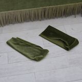 Canapé danois 2 places des années 1970, velours d'ameublement vert, pieds en bois de hêtre.