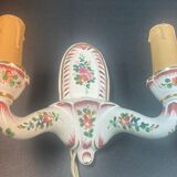 Paire d'appliques en faience de l'Est décor fleuri