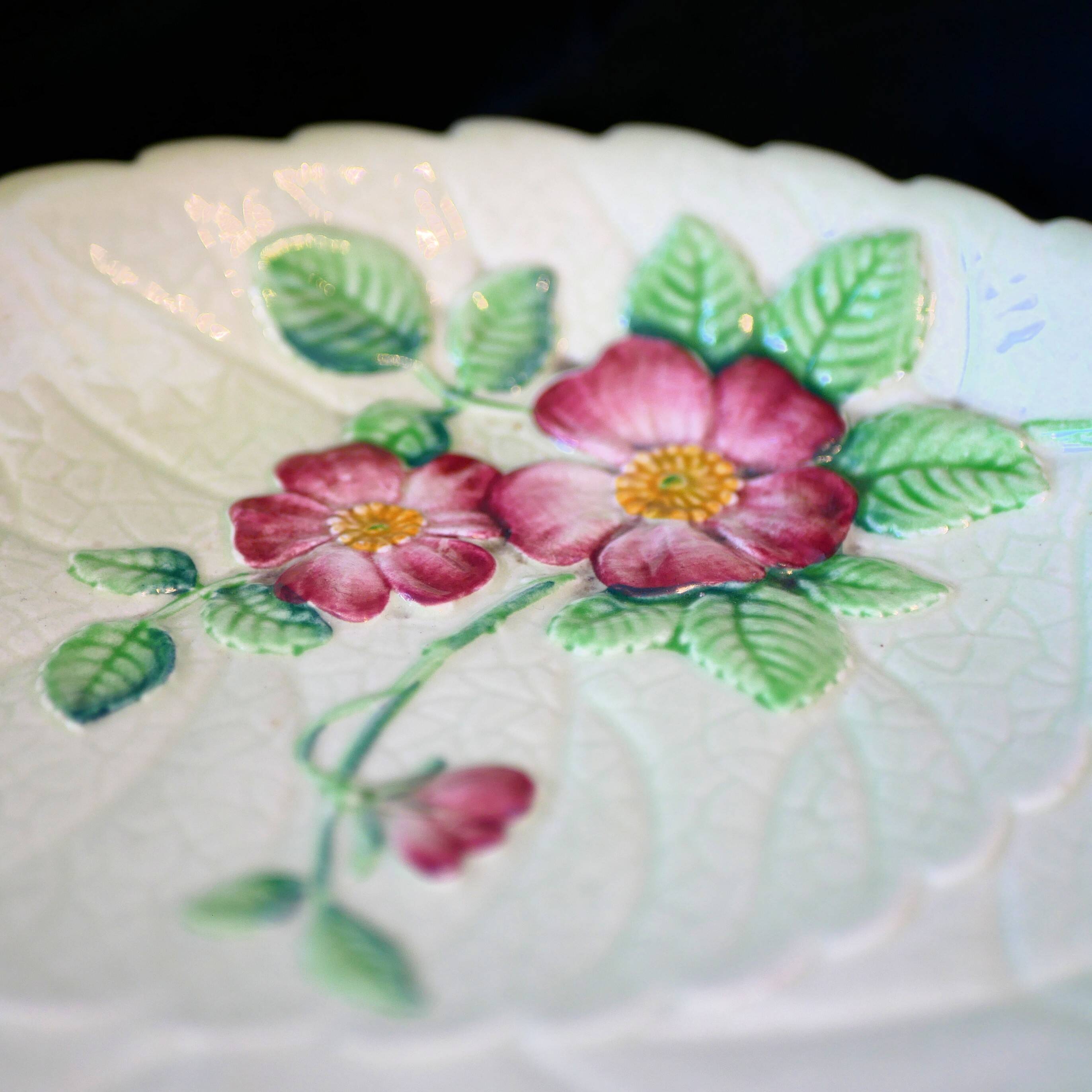 Plat de service décoratif Carlton Ware à feuilles vertes et fleurs roses