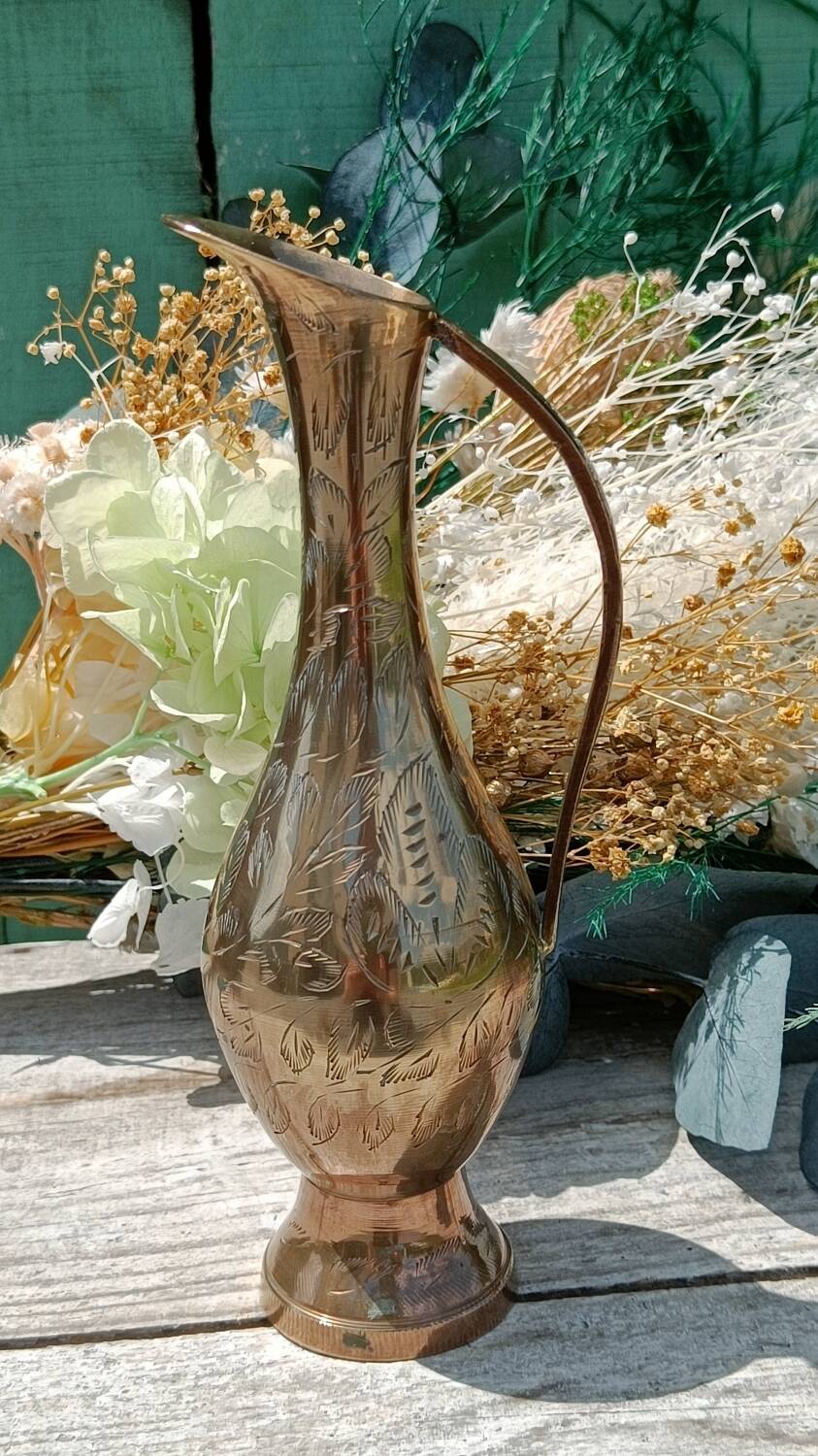 Carafe vase in chiseled brass