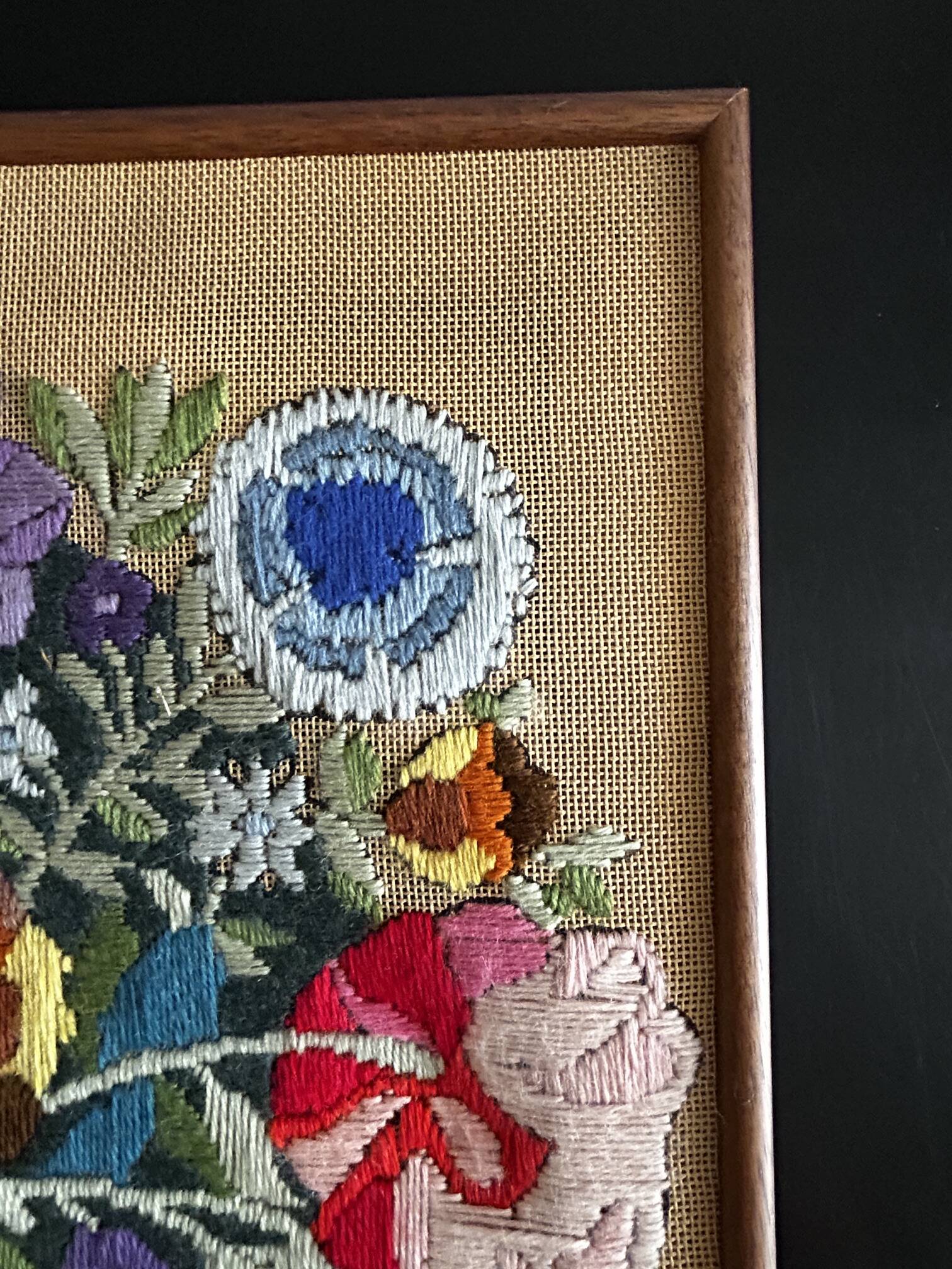 tableau fleurs brodées 1970