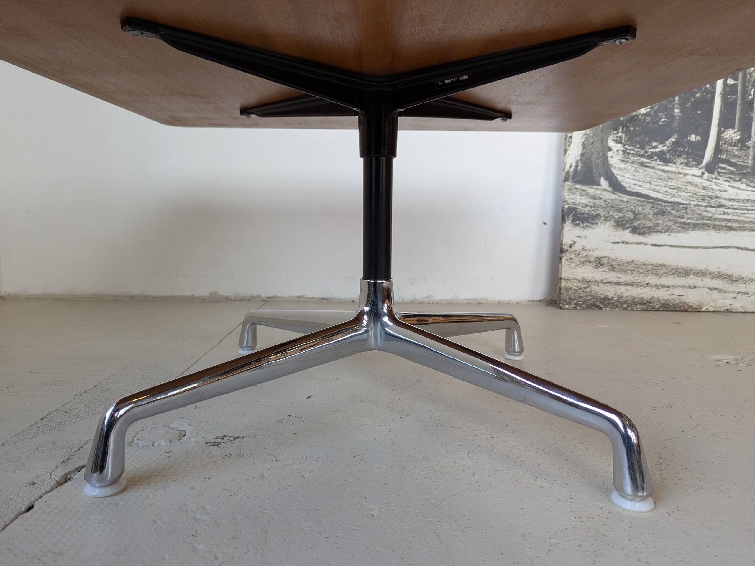 Design coffee table by Charles and Ray Eames for Herman Miller.
