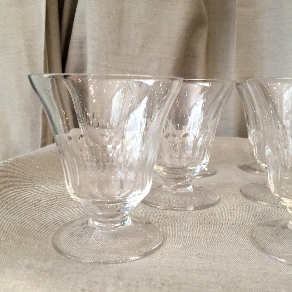 SUITE OF 10 SOBER AND ELEGANT GLASS WINE GLASSES