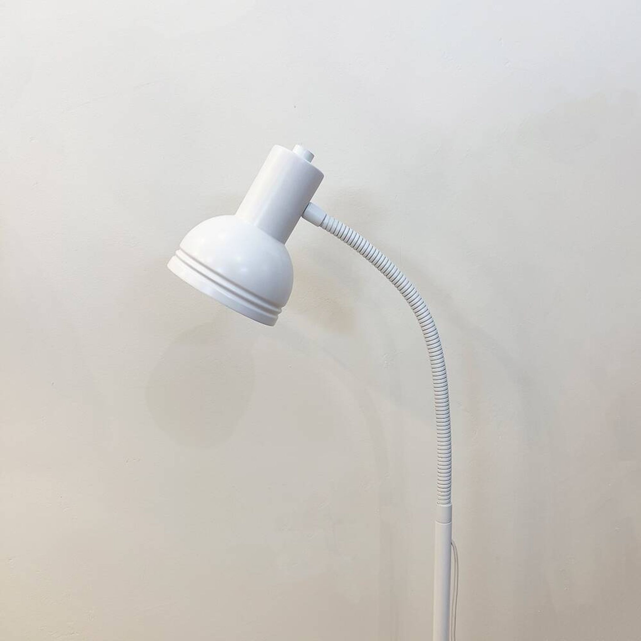 Lampadaire vintage en métal blanc