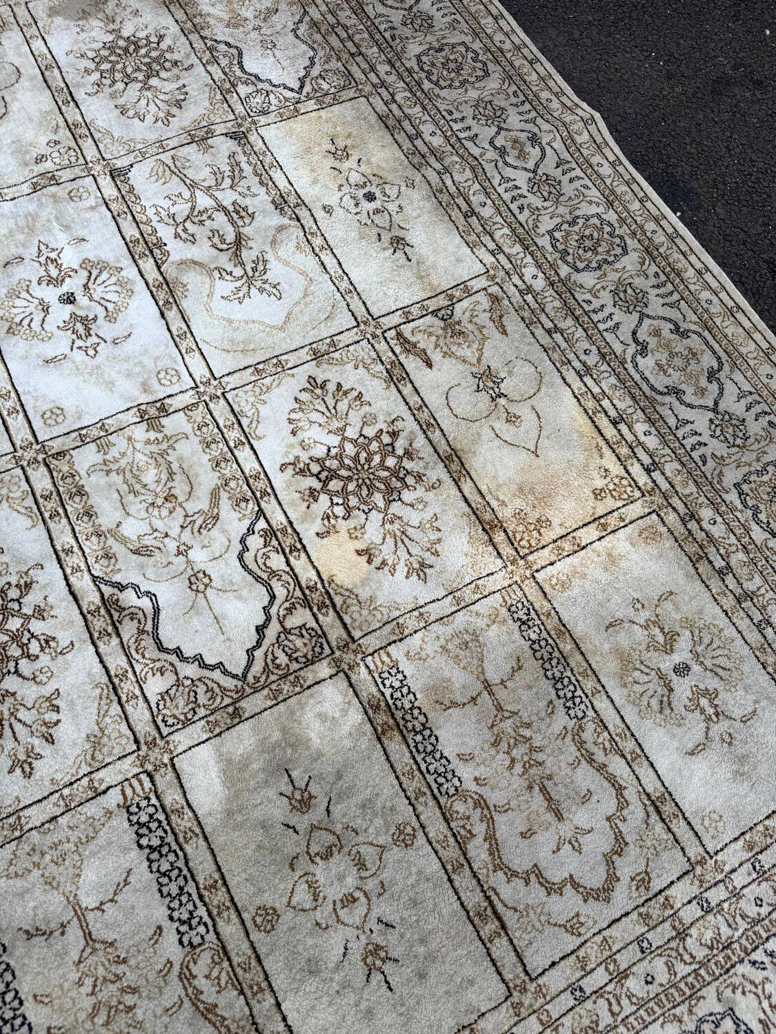 Elegant silk rug with arabesque decoration, 270 x 185 cm