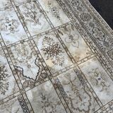 Elegant silk rug with arabesque decoration, 270 x 185 cm