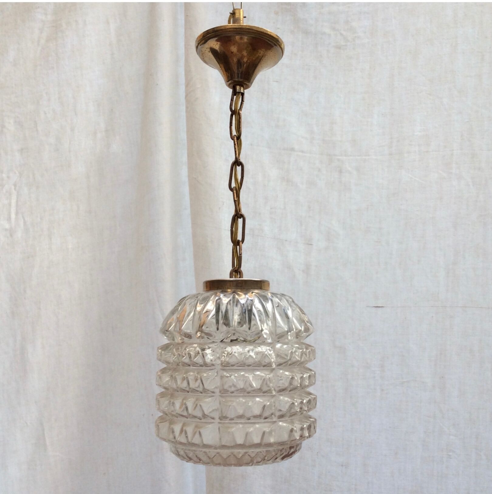 Suspension vintage composée d’un globe en verre dimension : hauteur -38cm- diamètre -12,5cm-