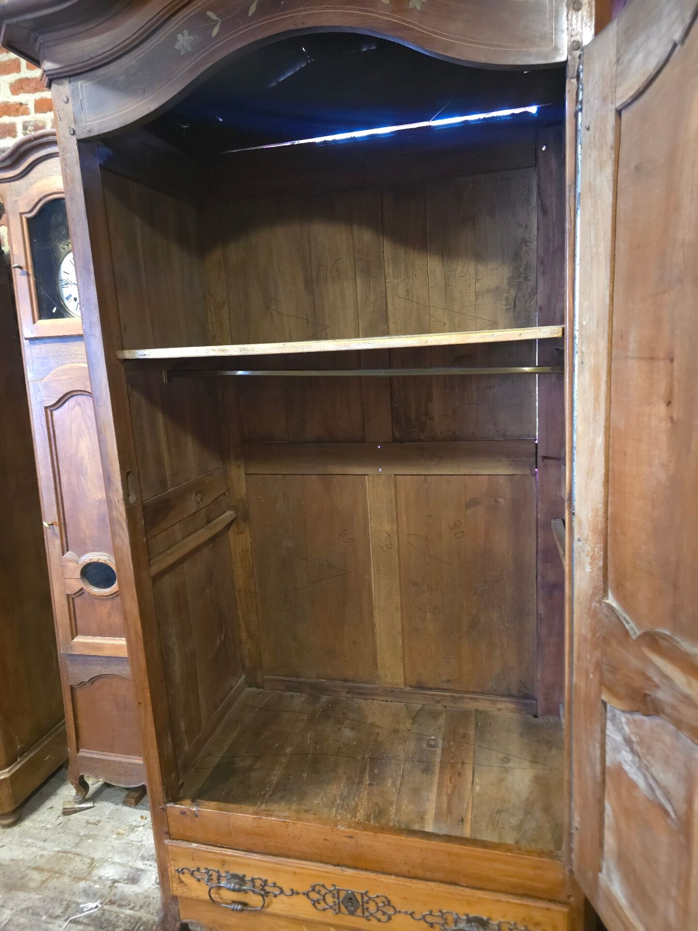 Armoire Bonnetière en noyer 18 eme