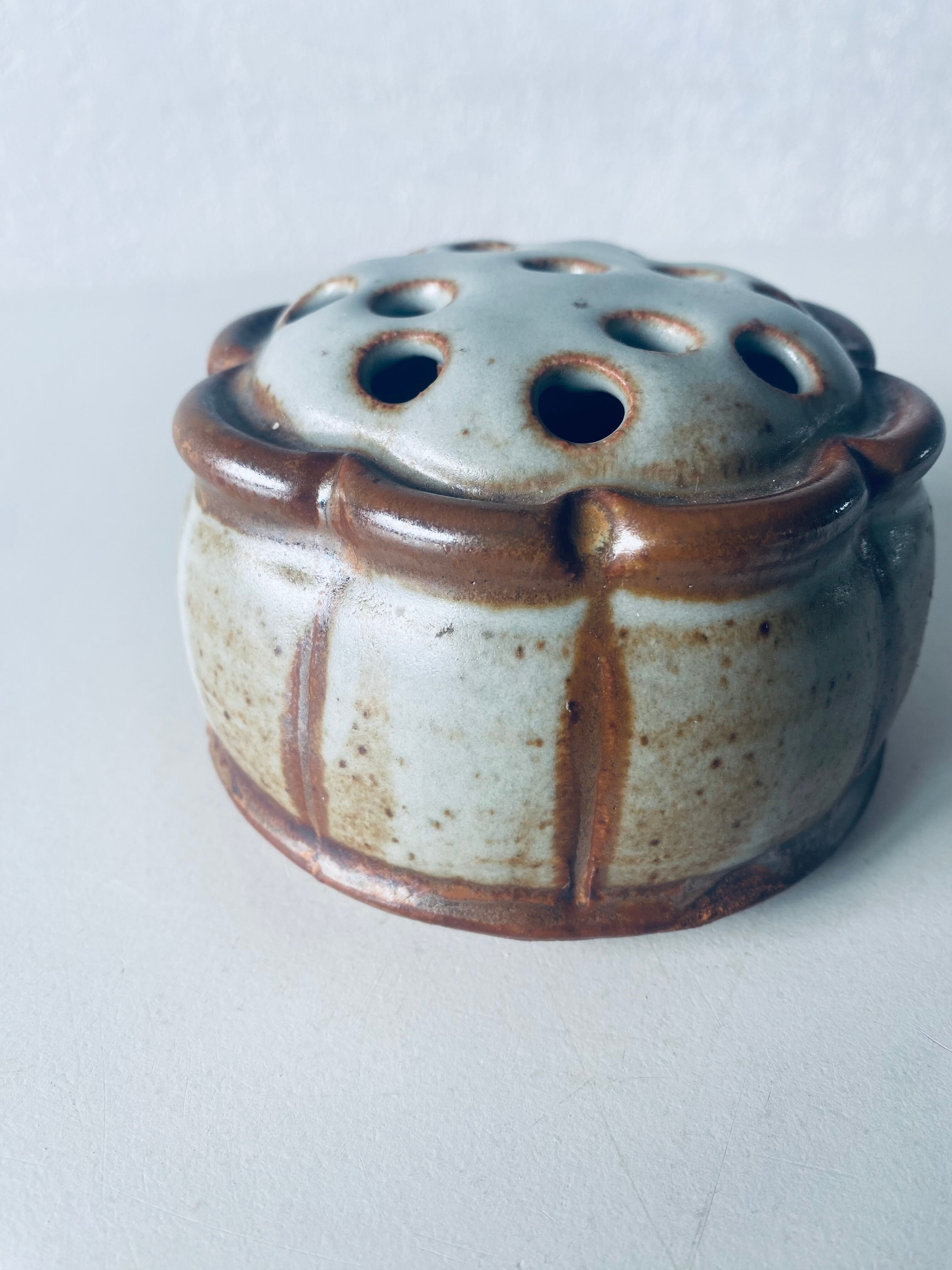 Vase pique flowers in sandstone