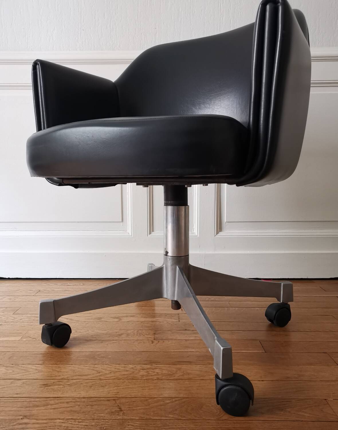 "Deauville" executive chair, Airborne edition, 1960.