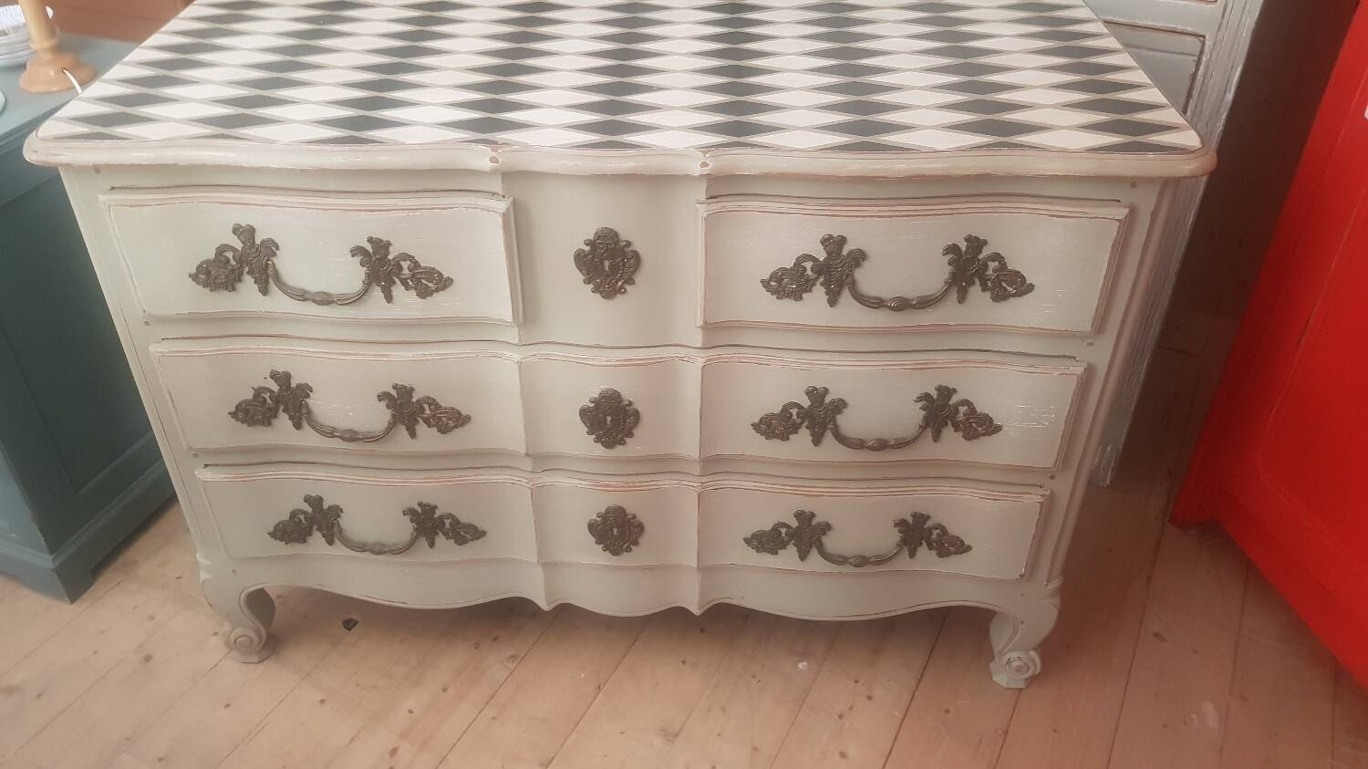 Checkered chest of drawers