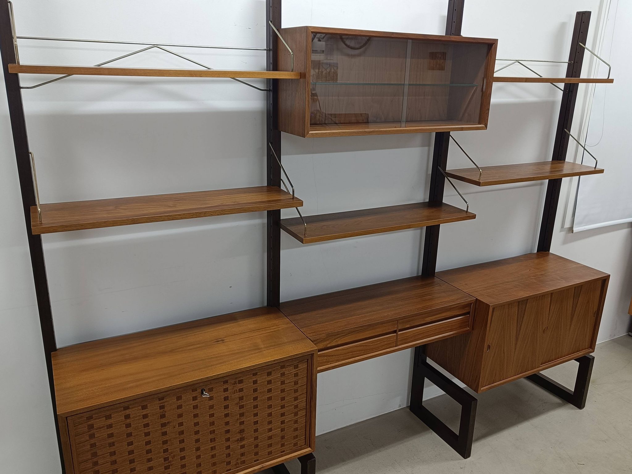 Systéme d'étagères modulables danois Royal System par Poul Cadovius