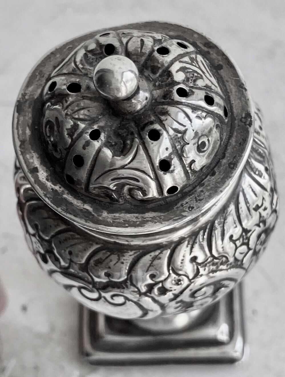 Pepper or salt shaker in sterling silver - English hallmark