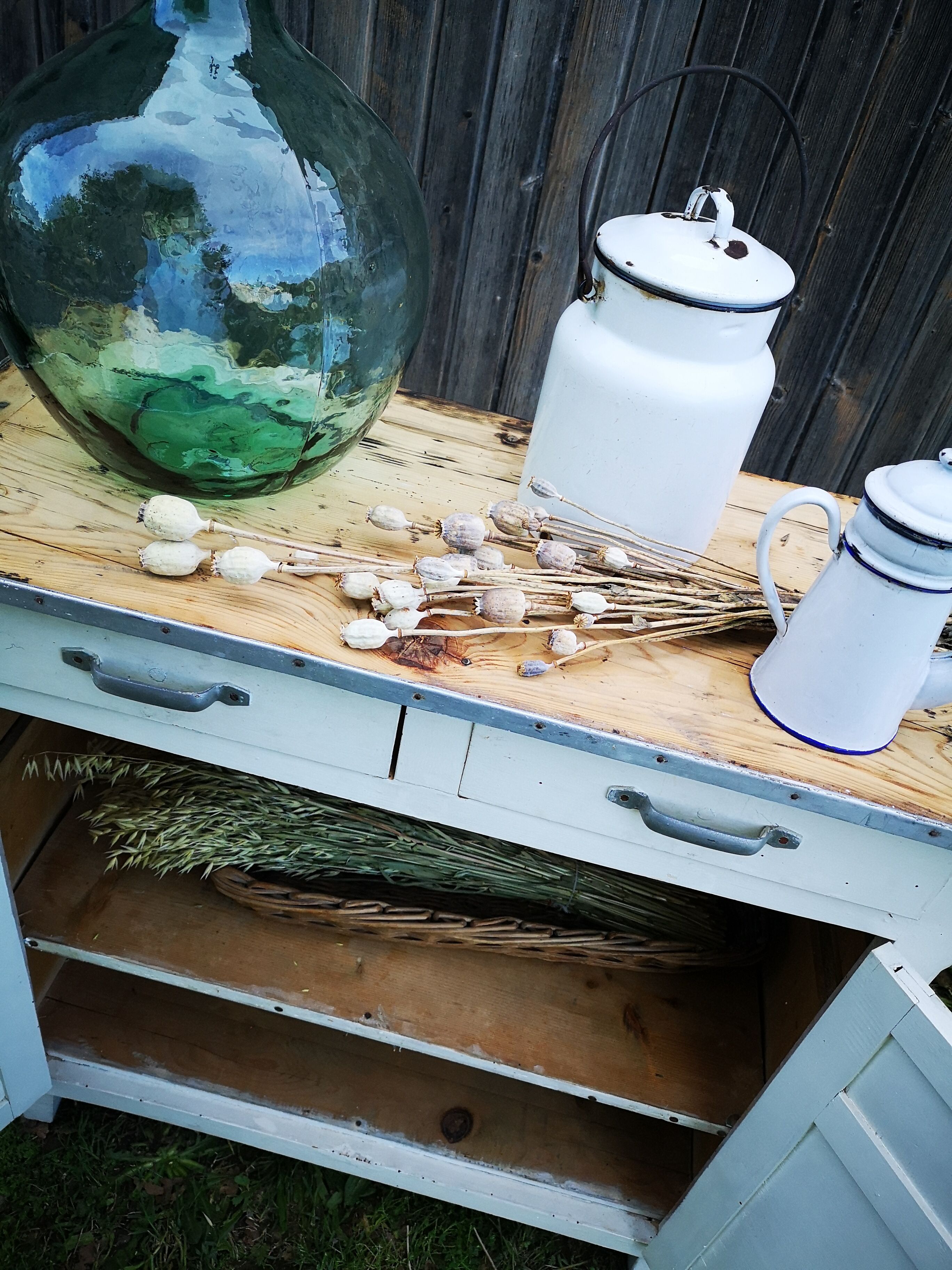 White parisian buffet