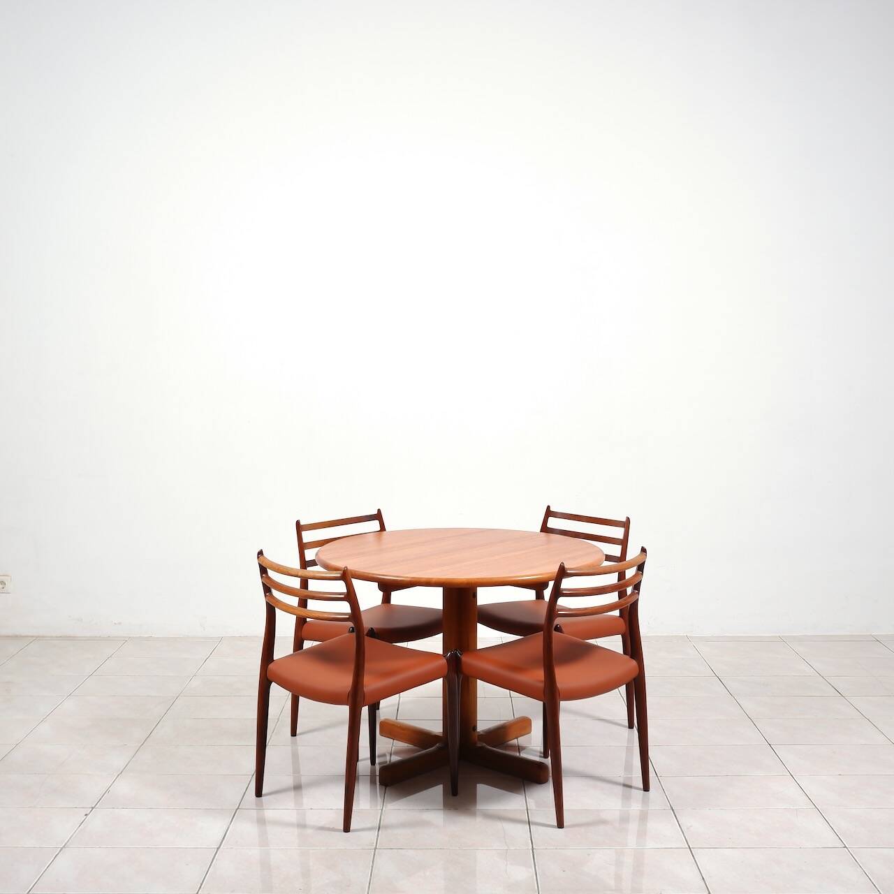 Round dining table by Tarm OG Stole Mobelfabrik in solid teak