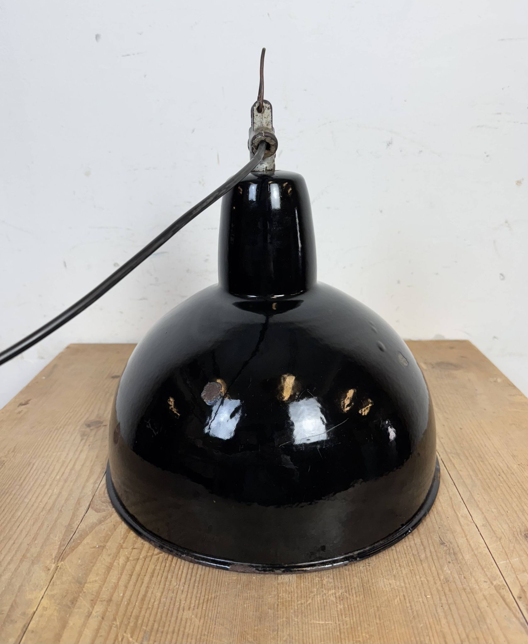 Lampe d'usine industrielle en émail noir avec dessus en fonte, années 1950