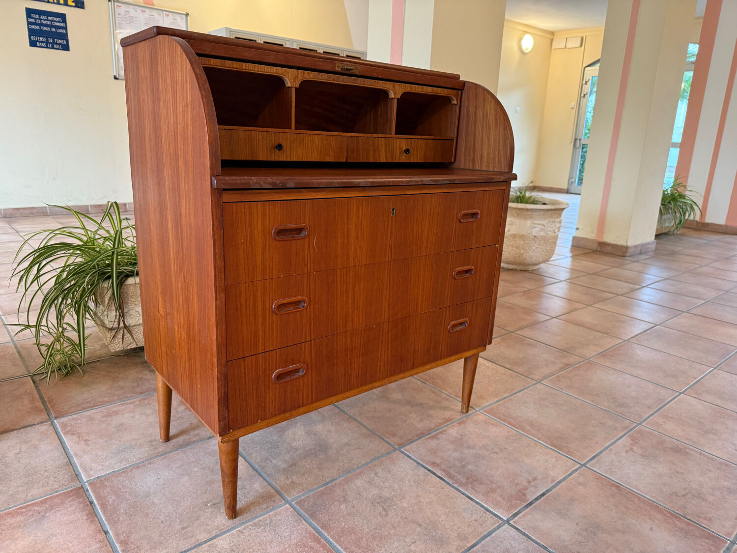 Scandinavian secretary