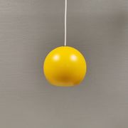 Lampe suspendue sphérique en jaune ensoleillé.