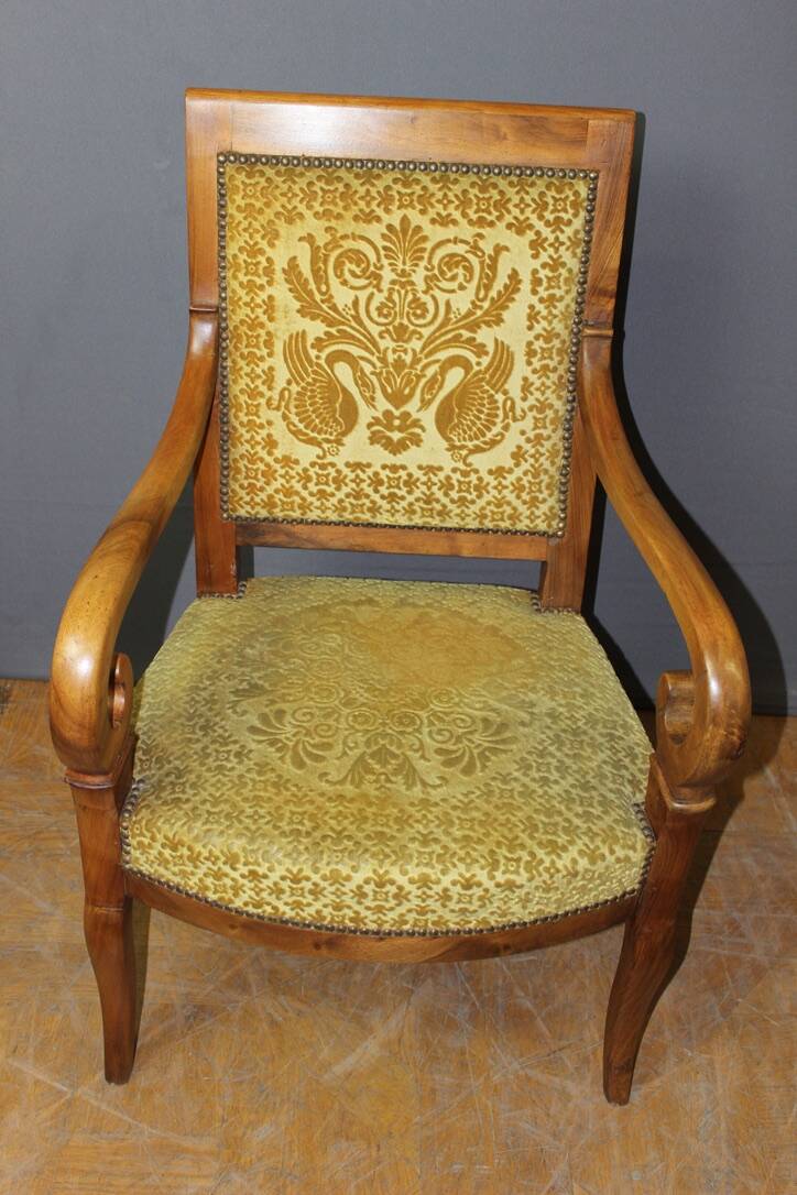 Paire de fauteuils restauration en noyer XIX